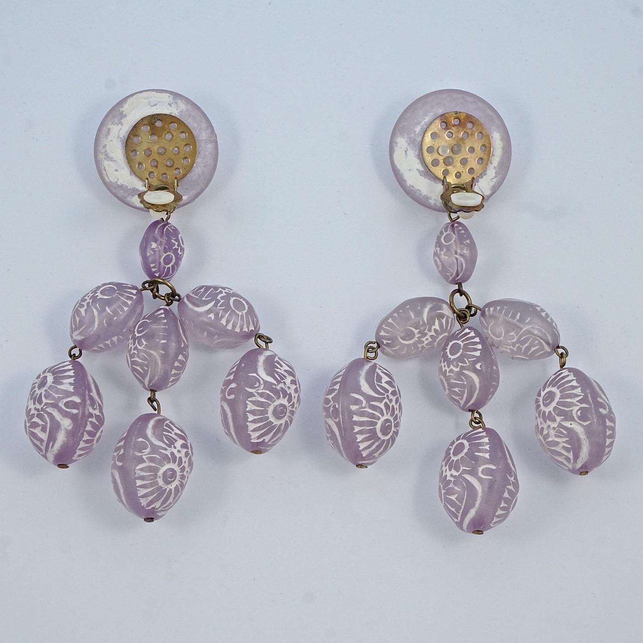 Gold Tone Lilac and White Etched Glass Clip on Drop Earrings circa 1960s For Sale 3