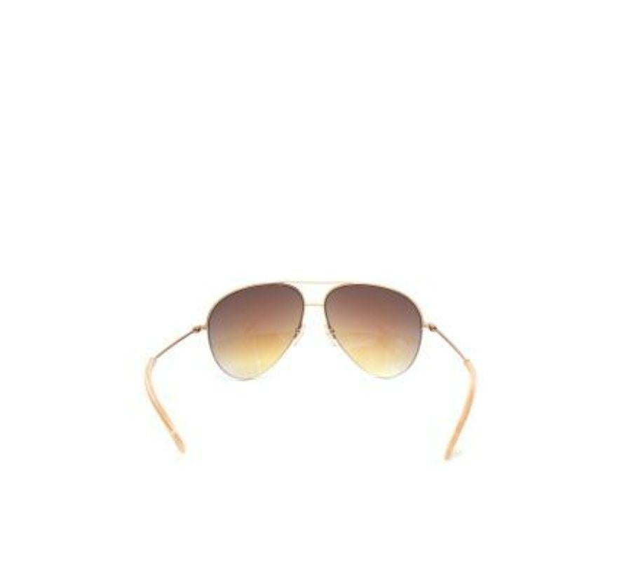 Victoria Beckham Gafas de sol de aviador con lentes moradas y metal dorado
 
 - Montura de aviador de metal dorado
 - Lente de espejo violeta
 - Detalle de brazo efecto mármol 
 
 Materiales:
 Metal 
 Acetato 
 
 Fabricado en Italia 
 
 9,5/10