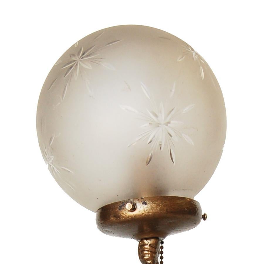 Lampe en métal doré pour femme grecque nue avec globe en cristal taillé Excellent état - En vente à Van Nuys, CA