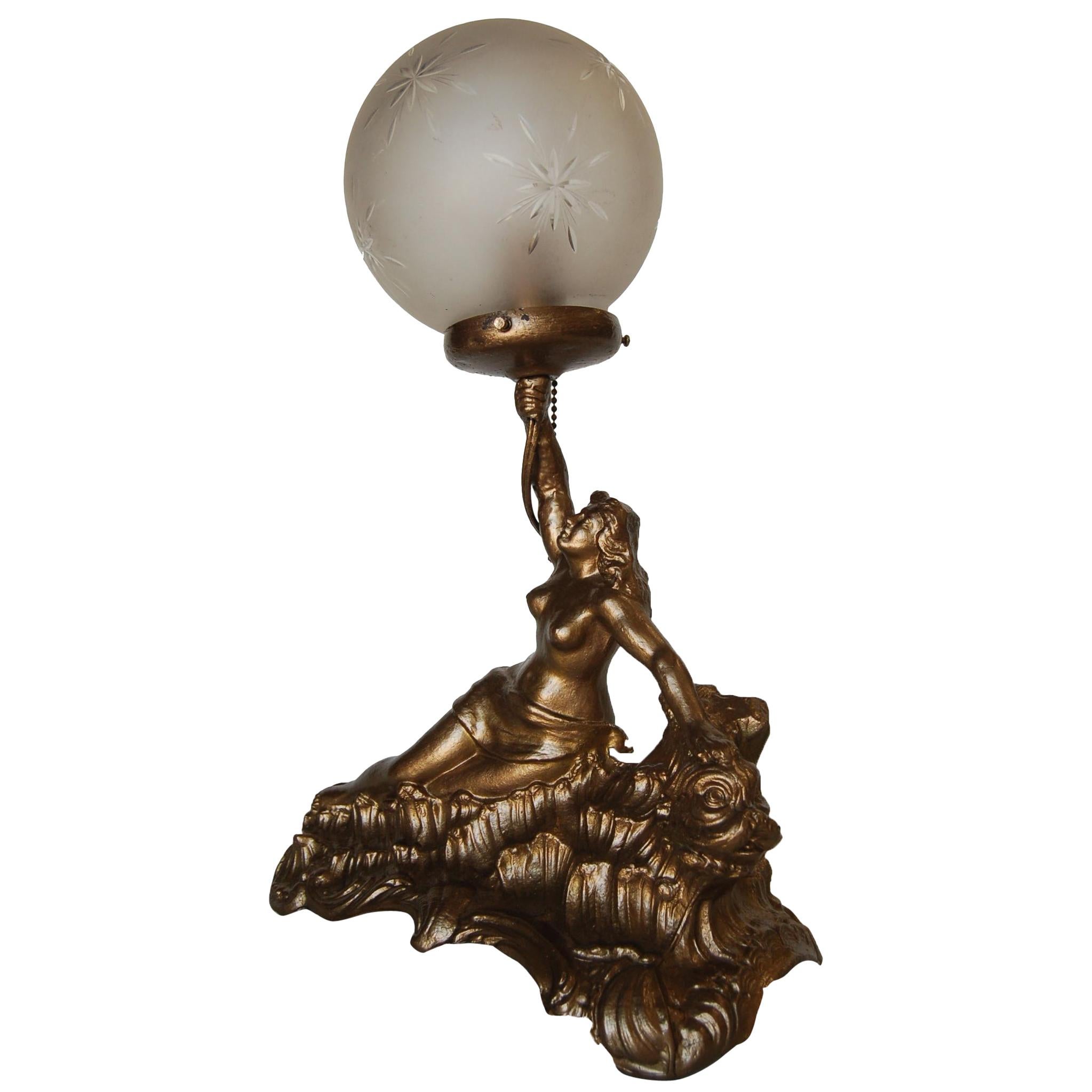 Lampe en métal doré pour femme grecque nue avec globe en cristal taillé en vente
