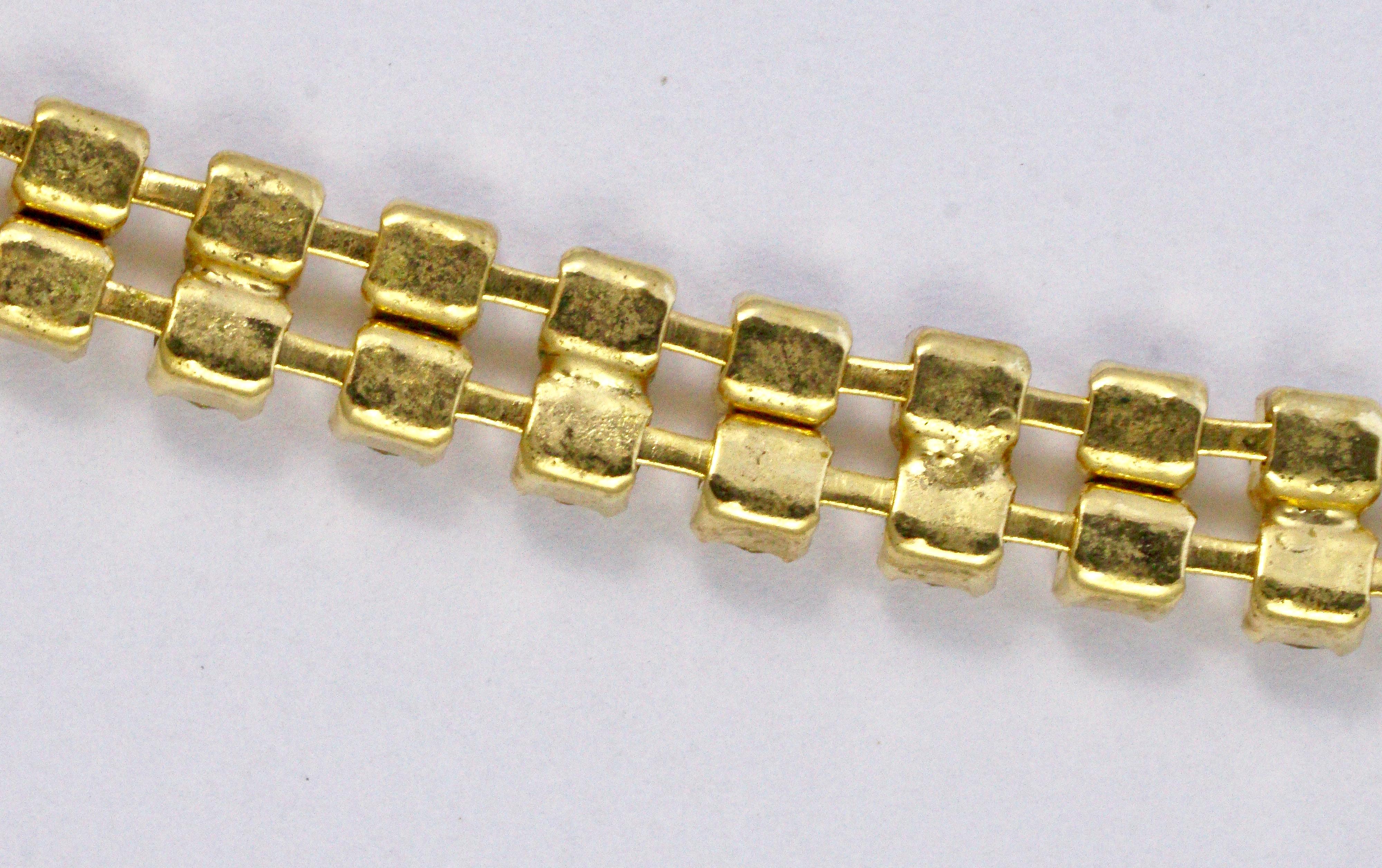  Goldfarbene Halskette mit goldfarbenem Anhänger mit klaren Strasssteinen und einem roten Strasstropfen im Angebot 6