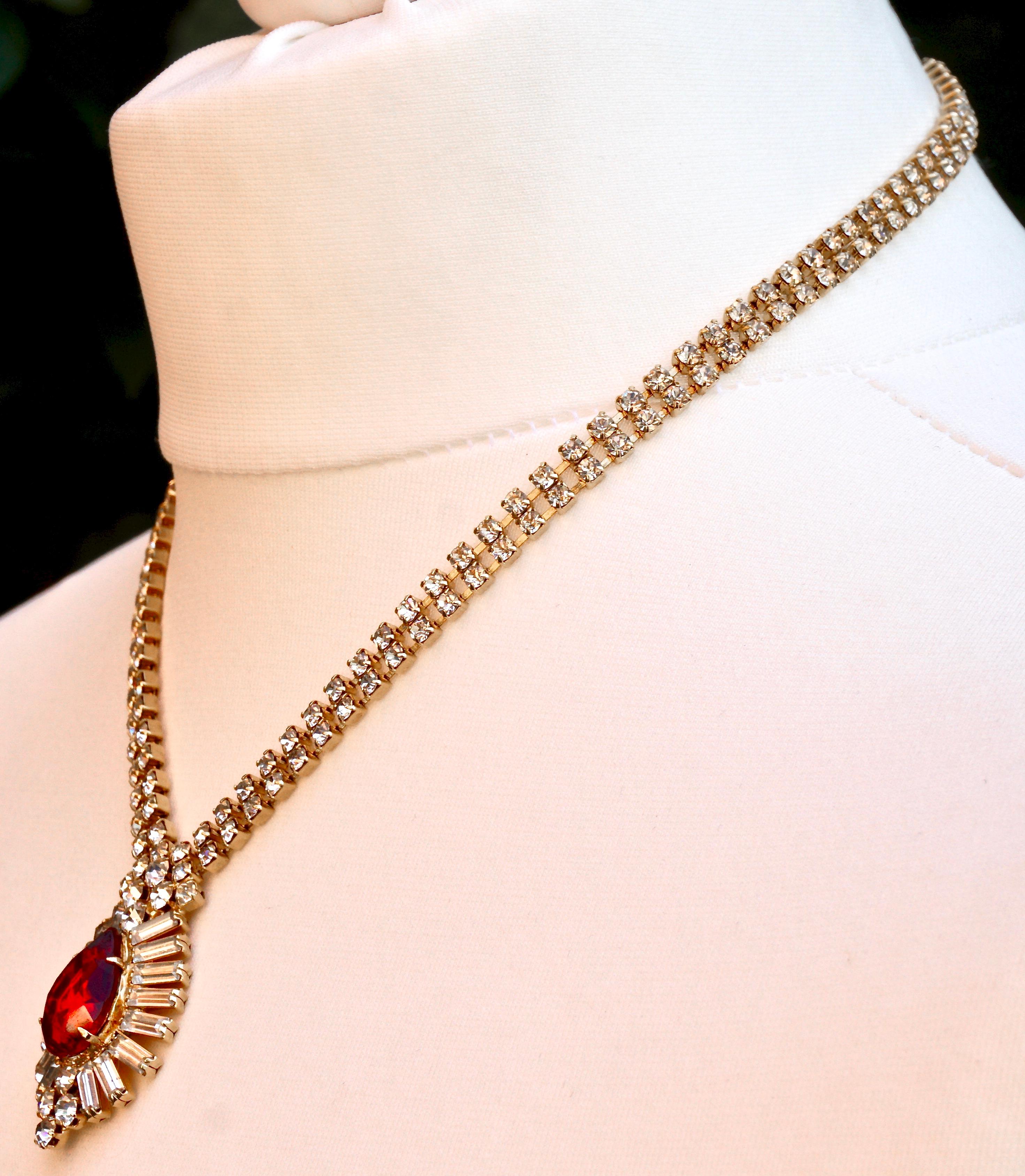  Goldfarbene Halskette mit goldfarbenem Anhänger mit klaren Strasssteinen und einem roten Strasstropfen im Zustand „Gut“ im Angebot in London, GB