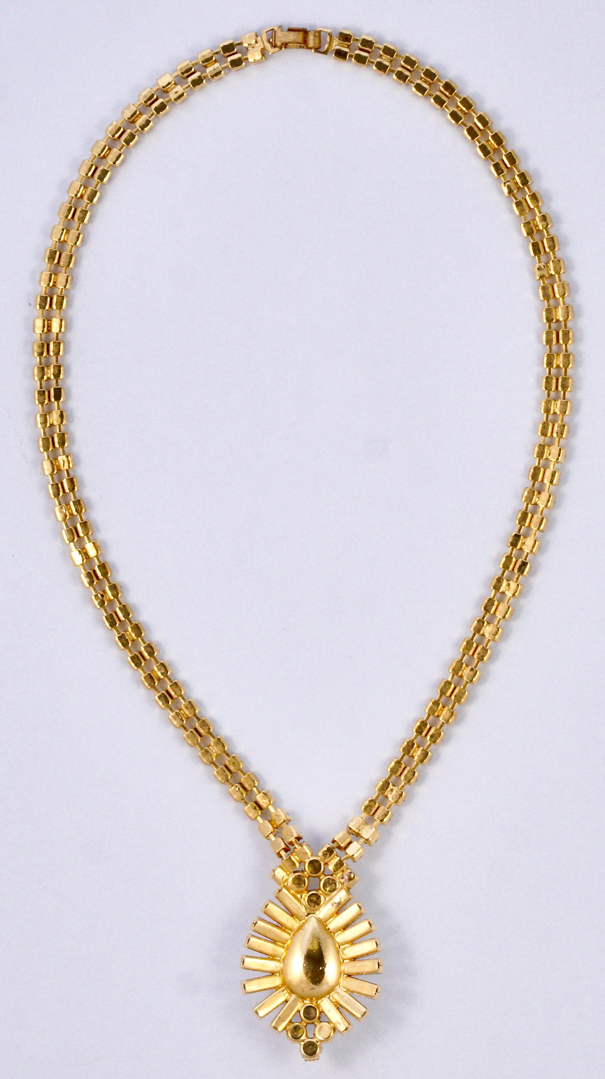  Goldfarbene Halskette mit goldfarbenem Anhänger mit klaren Strasssteinen und einem roten Strasstropfen im Angebot 4