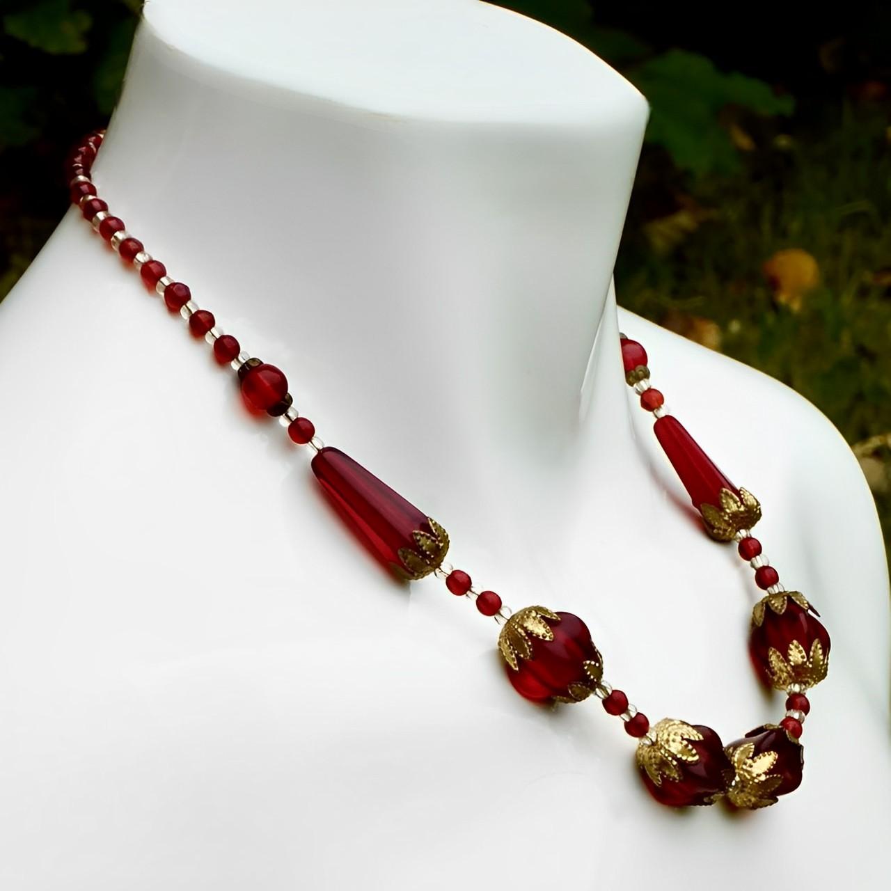 Collana di vetro rosso e trasparente in tonalità oro, anni '30 circa In condizioni buone in vendita a London, GB