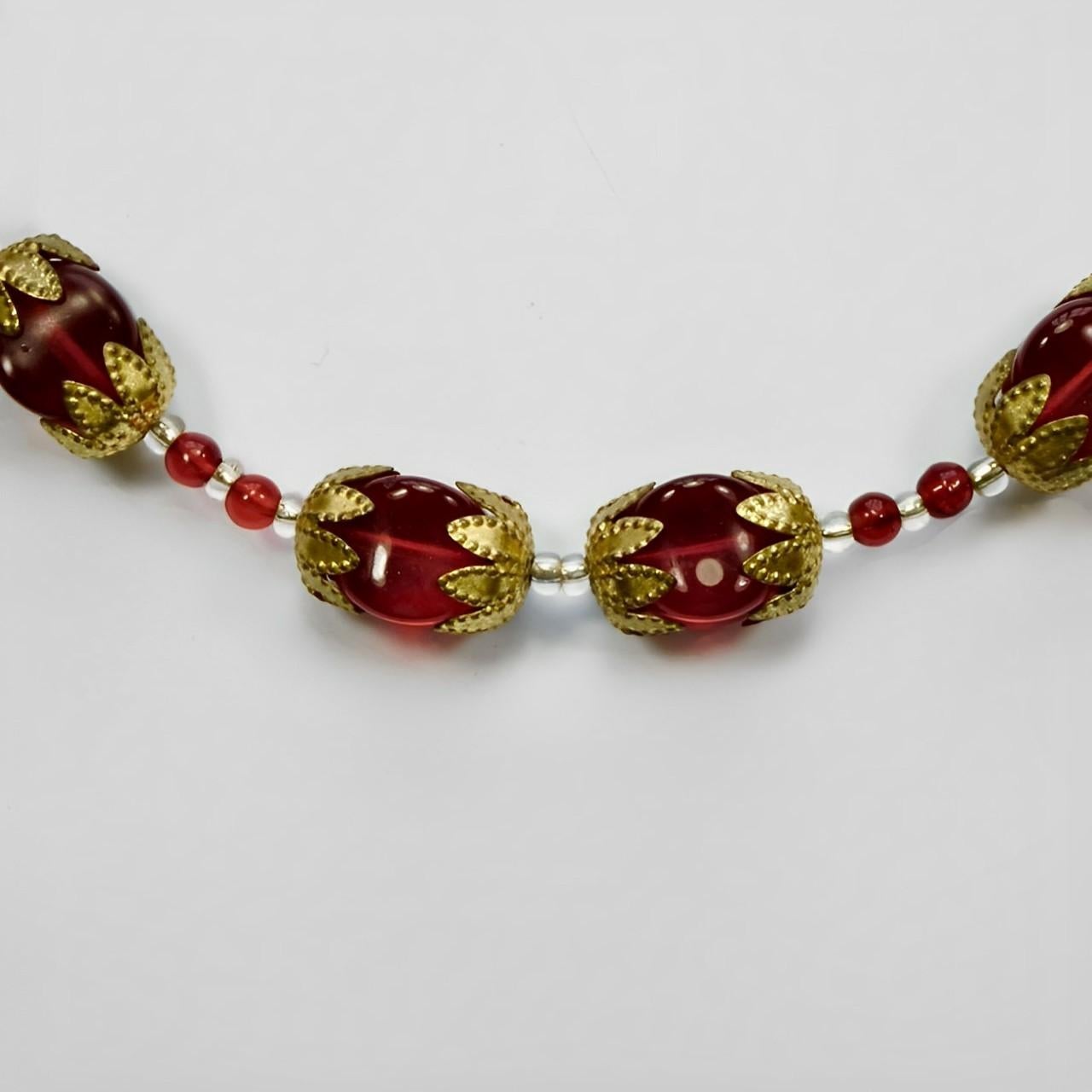 Collana di vetro rosso e trasparente in tonalità oro, anni '30 circa in vendita 1