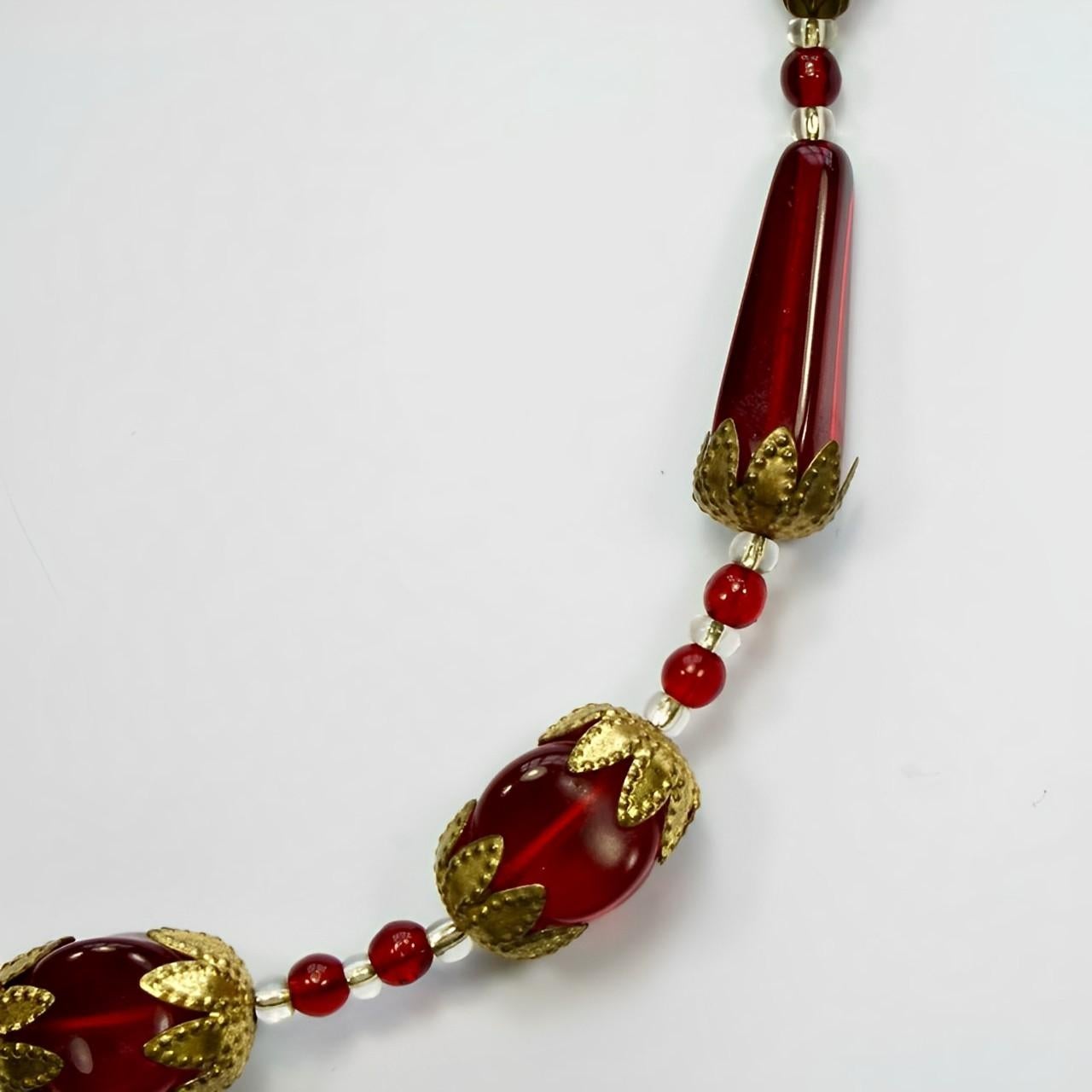 Collana di vetro rosso e trasparente in tonalità oro, anni '30 circa in vendita 2