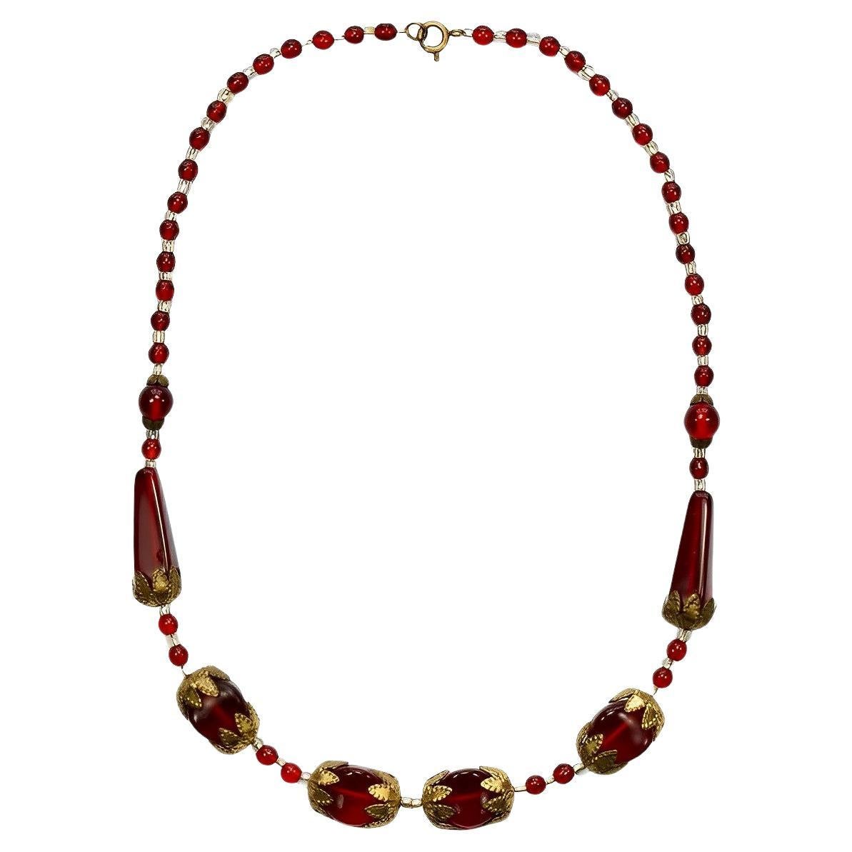 Collana di vetro rosso e trasparente in tonalità oro, anni '30 circa