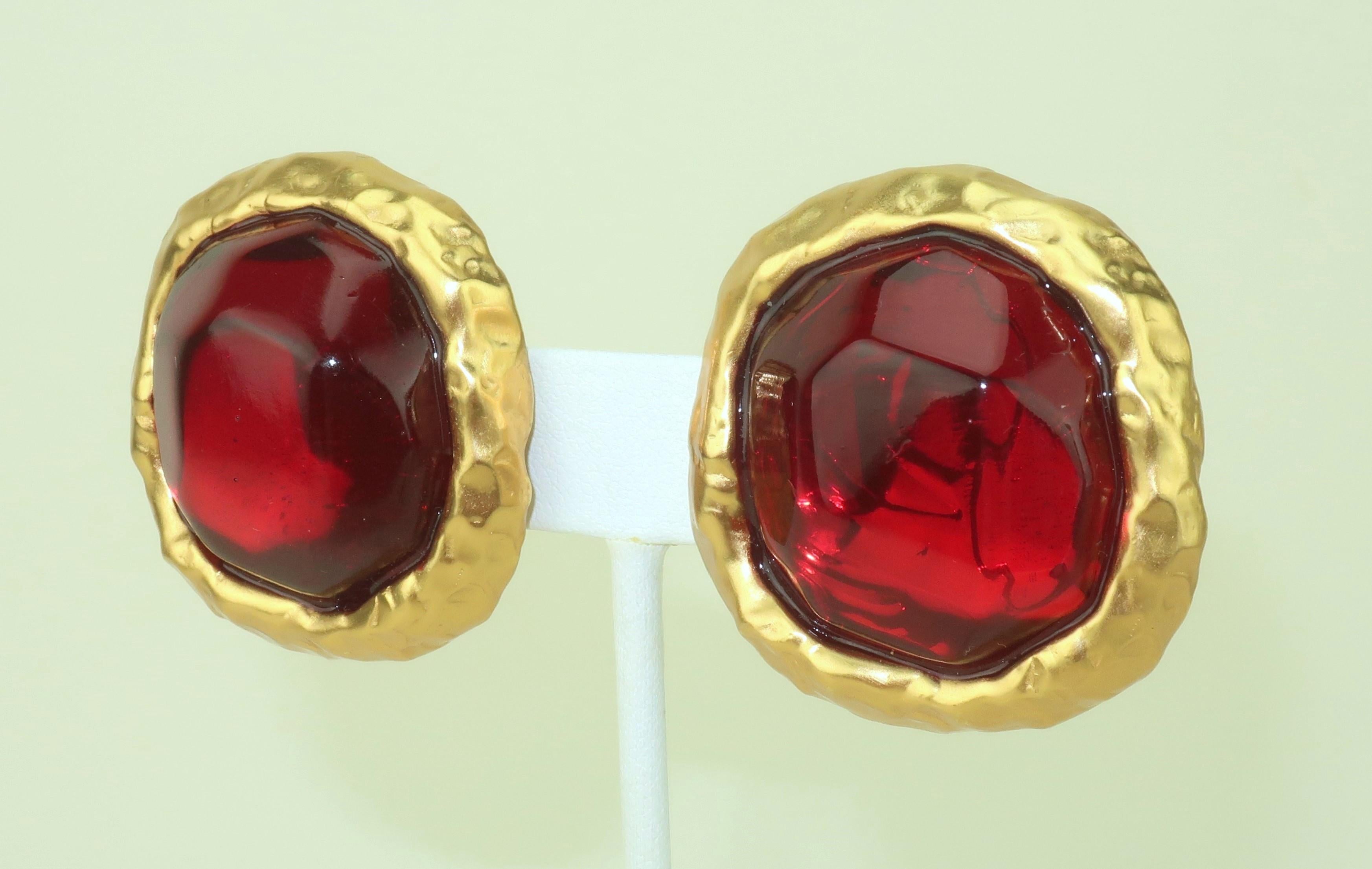 Moderno Orecchini a clip in resina rossa e tonalità oro alla maniera di Yves Saint Laurent in vendita