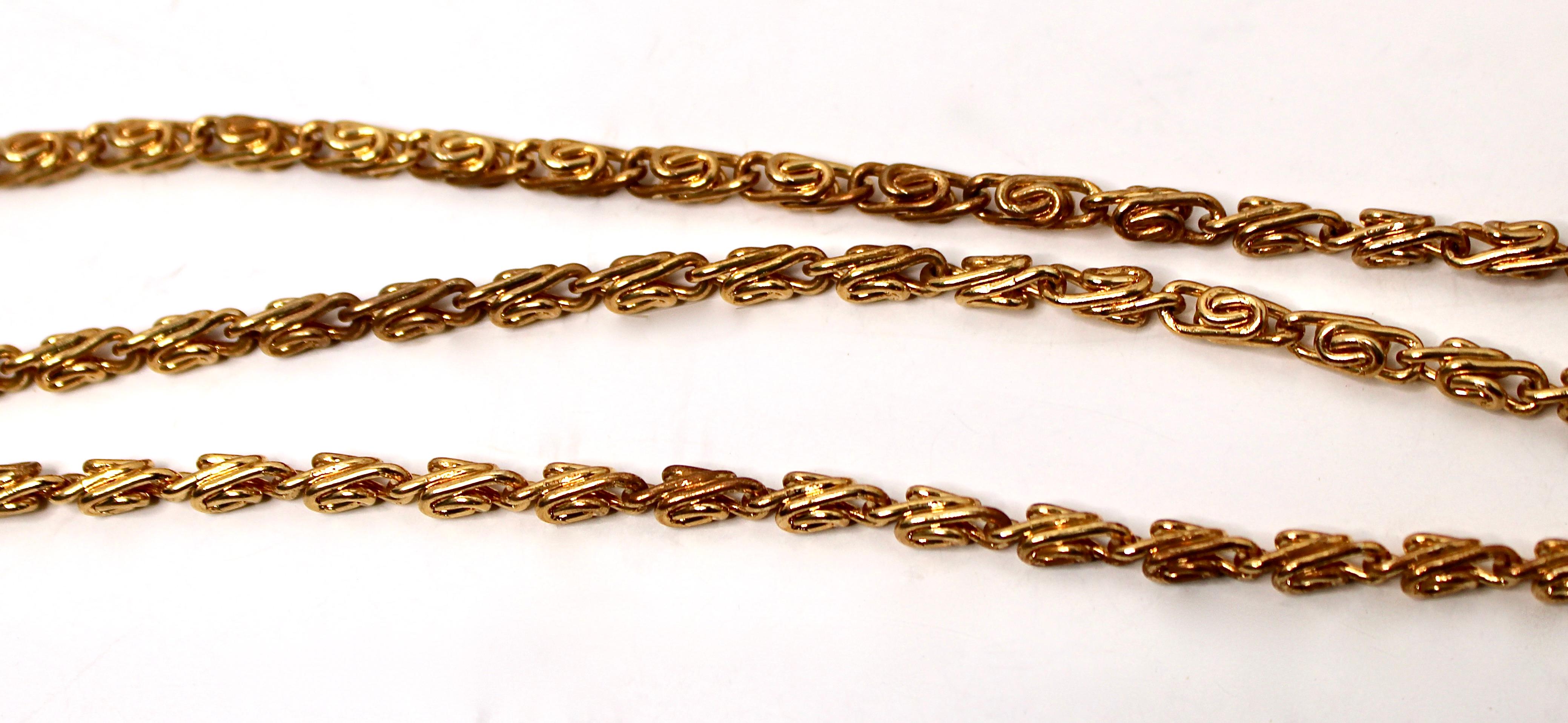 Pochette en métal doré ornée de strass avec chaîne circa 1960 en vente 6