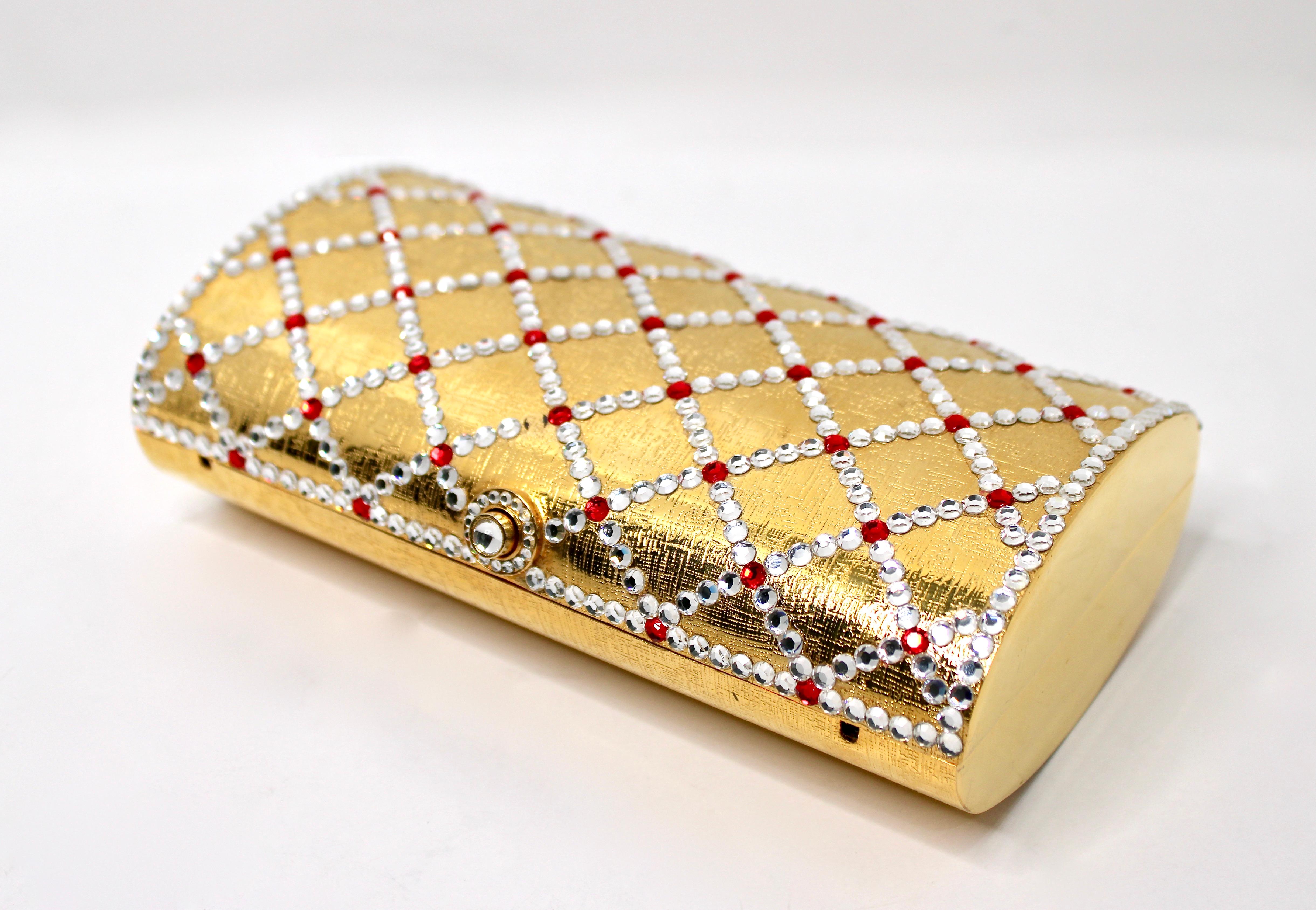 Beige Pochette en métal doré ornée de strass avec chaîne circa 1960 en vente