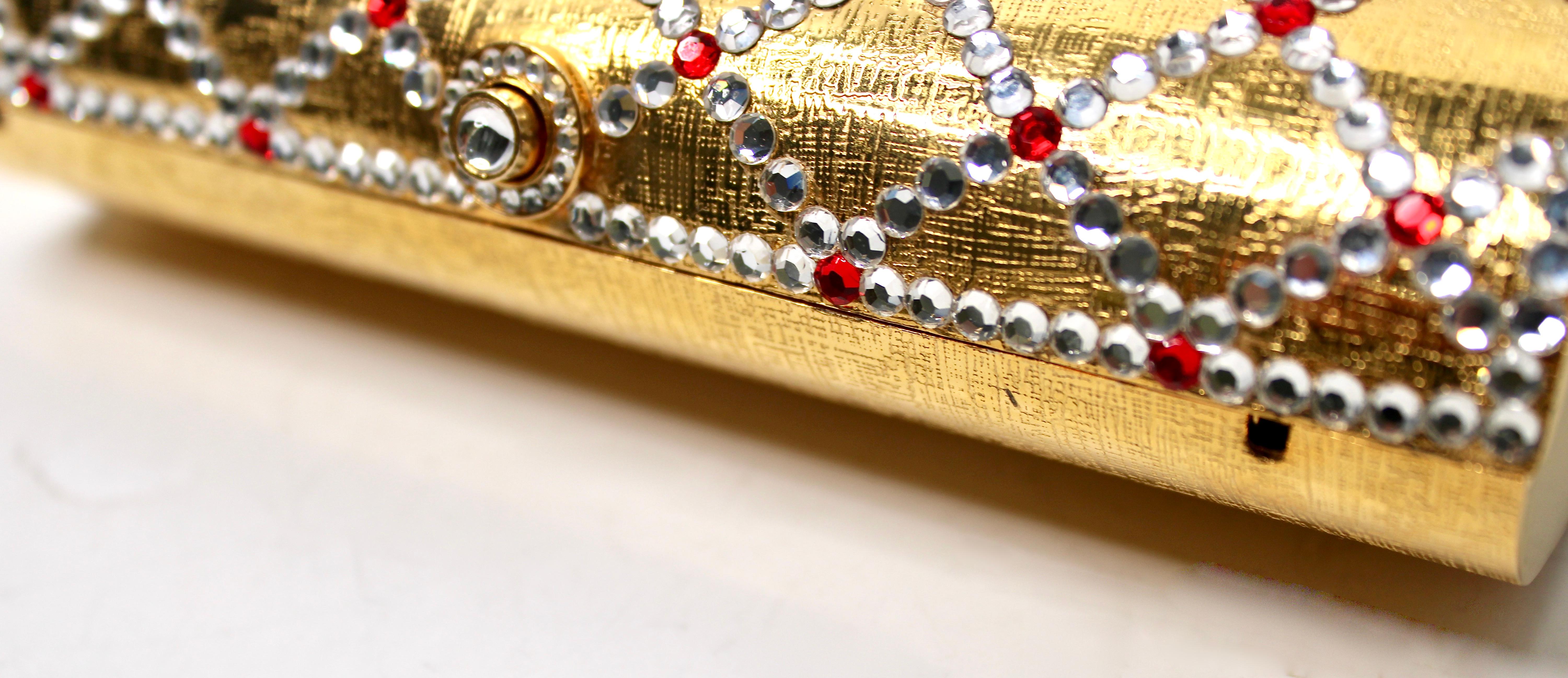 Pochette en métal doré ornée de strass avec chaîne circa 1960 Pour femmes en vente