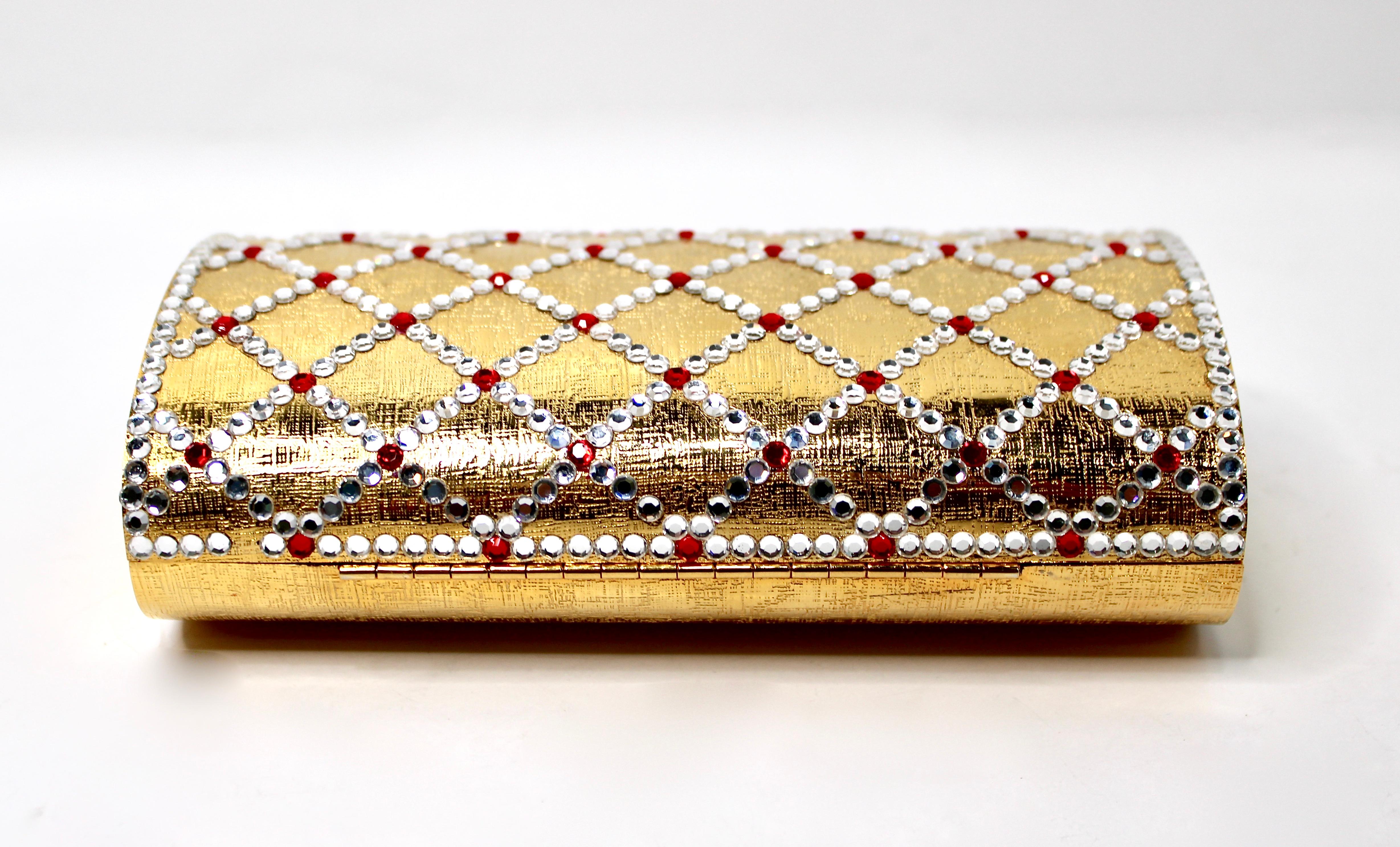 Pochette en métal doré ornée de strass avec chaîne circa 1960 en vente 2
