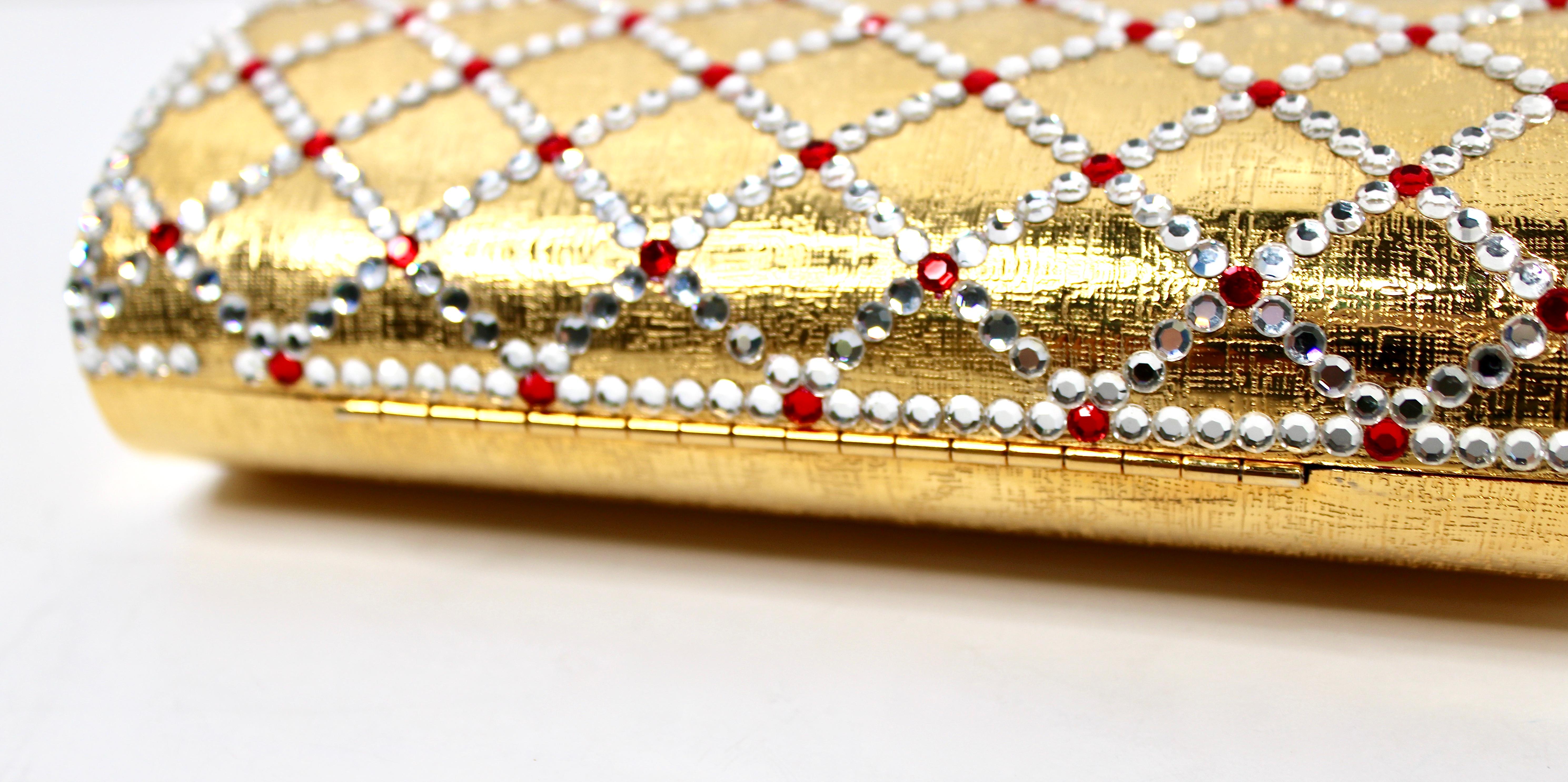 Pochette en métal doré ornée de strass avec chaîne circa 1960 en vente 3