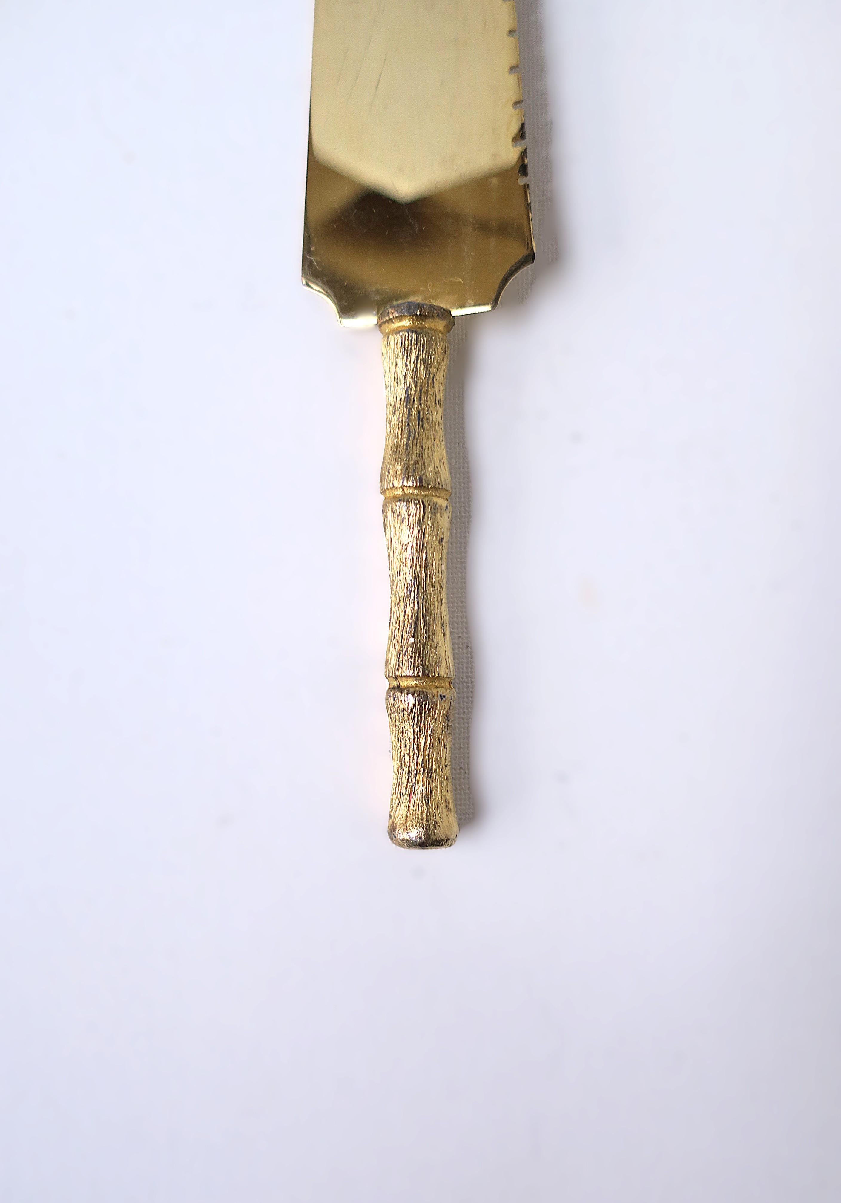 Servizio da tavola in tonalità oro con manico in bambù, circa 1960 In condizioni buone in vendita a New York, NY