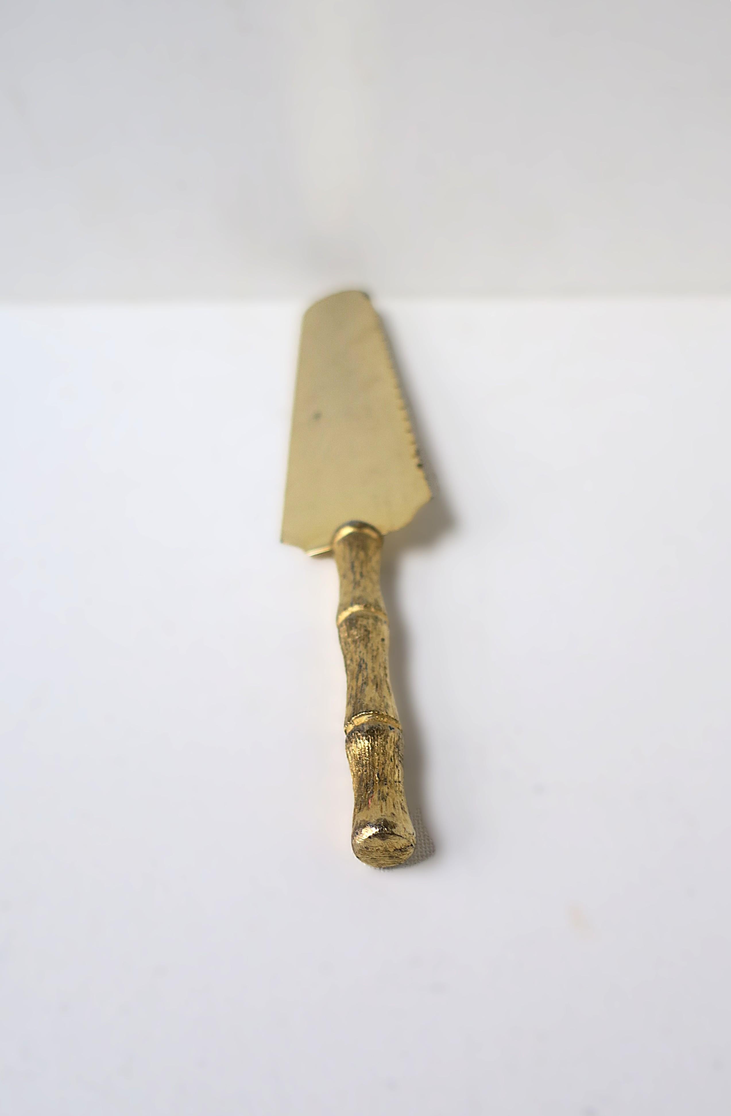 Placcato oro Servizio da tavola in tonalità oro con manico in bambù, circa 1960 in vendita