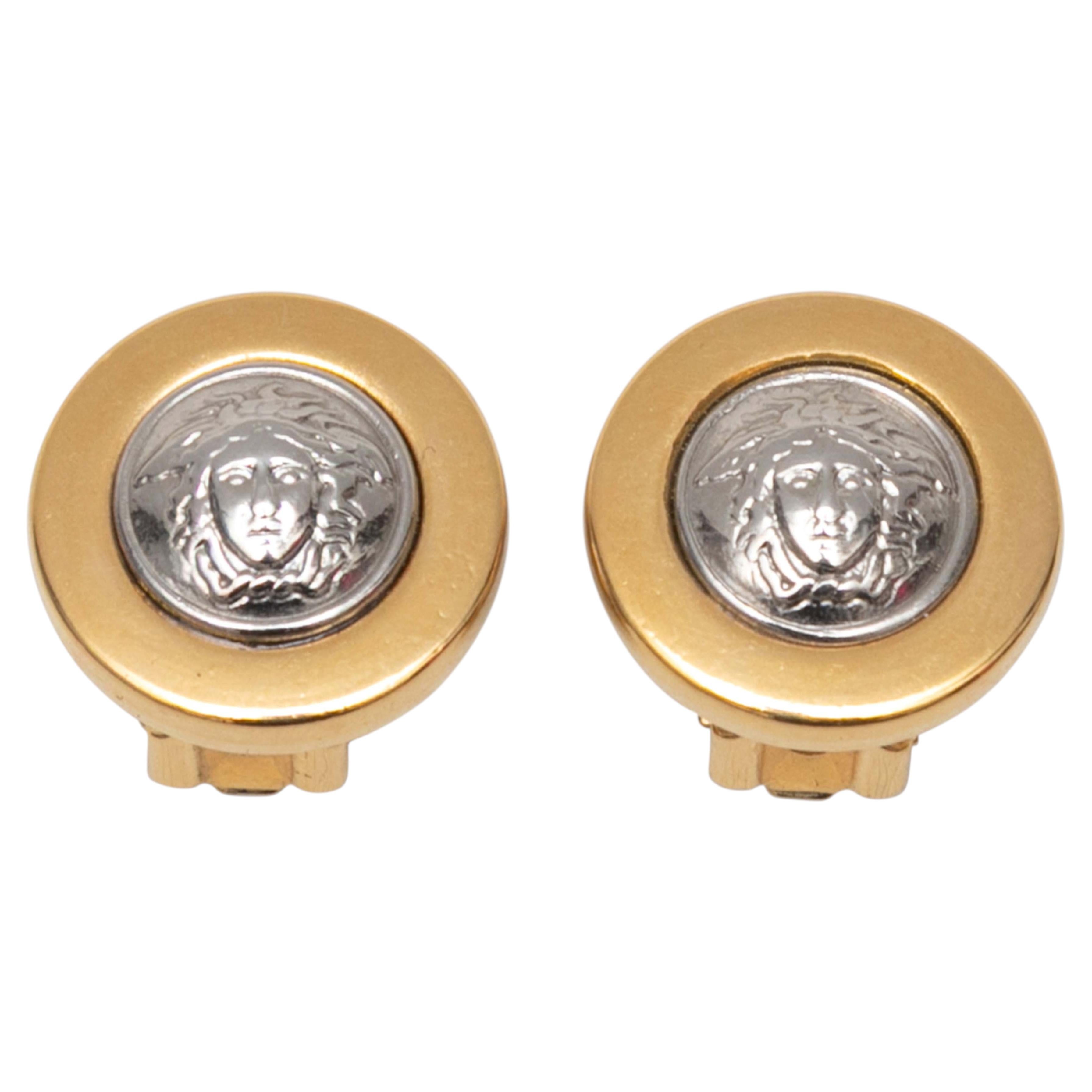 Gold- und silberfarbene Gianni Versace-Ohrclips mit Medusa-Kopf-Motiv