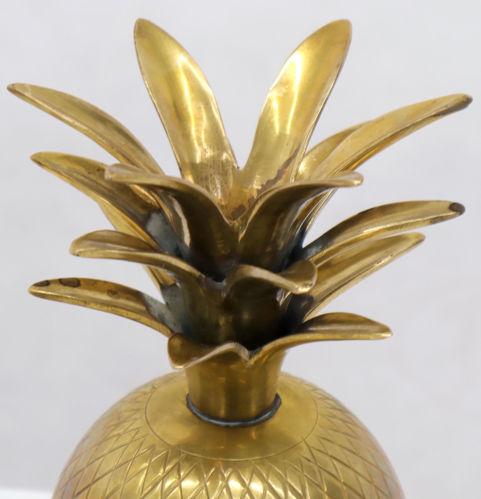 Art Déco Barattolo a forma di ananas in ottone massiccio con coperchio in tonalità oro in vendita