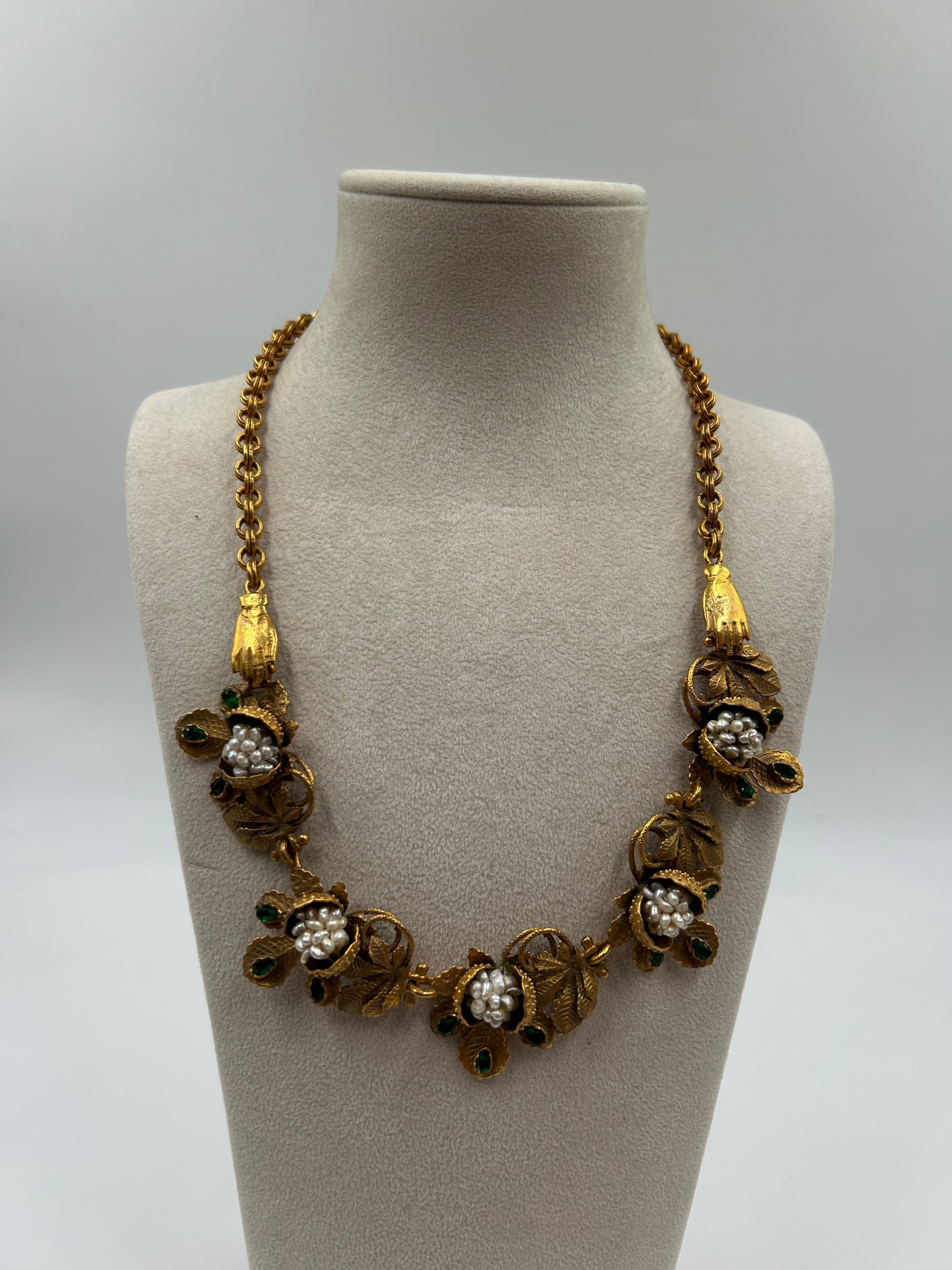 Elegante y atemporal, este collar de latón dorado presenta un refinado diseño acentuado con auténticas perlas de agua dulce que le dan un toque lujoso. Los cálidos tonos dorados complementan maravillosamente el brillo natural de las perlas, creando