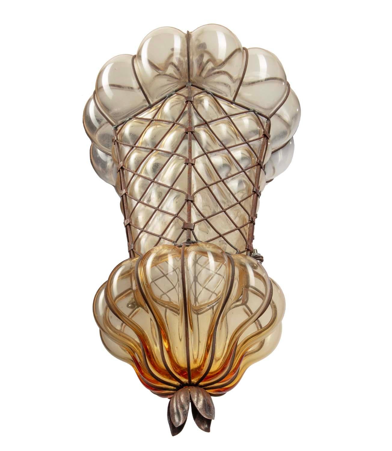Nord-américain Lanterne en verre soufflé de style milieu de siècle, dorée, avec ceinture en fer forgé en vente