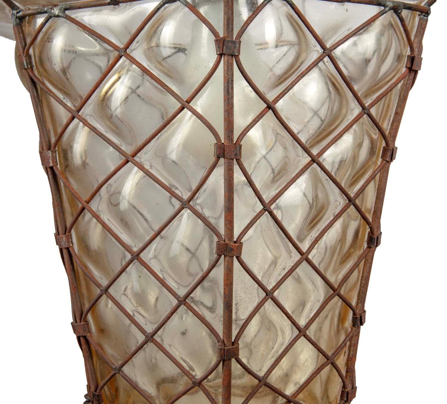 Lanterne en verre soufflé de style milieu de siècle, dorée, avec ceinture en fer forgé Bon état - En vente à Asheville, NC