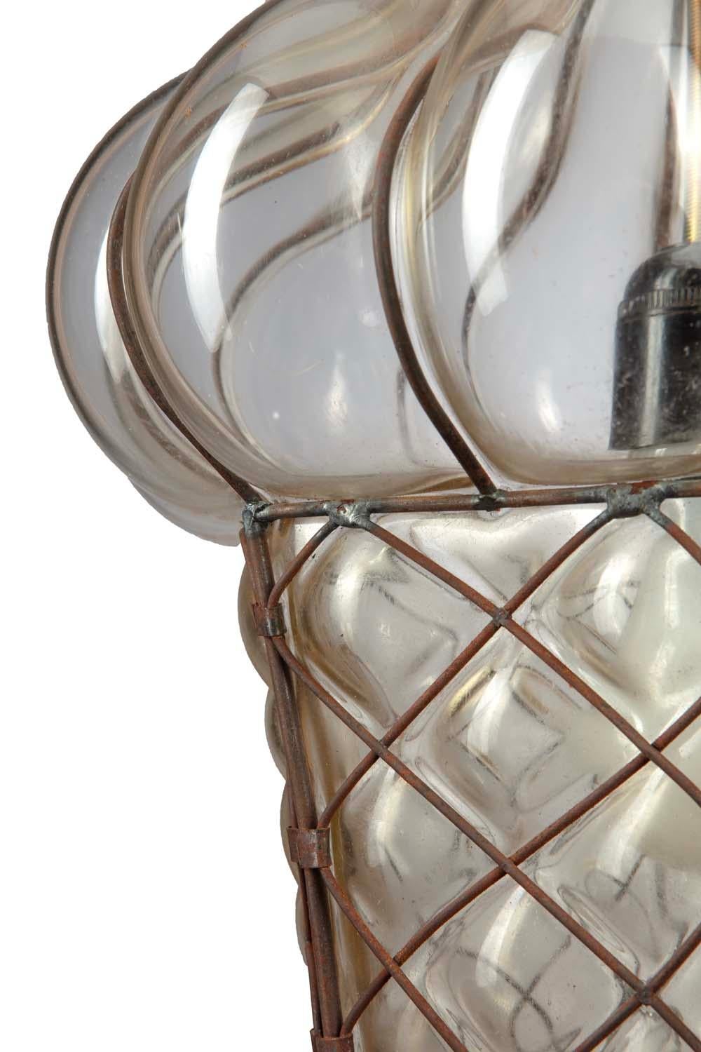 Milieu du XXe siècle Lanterne en verre soufflé de style milieu de siècle, dorée, avec ceinture en fer forgé en vente