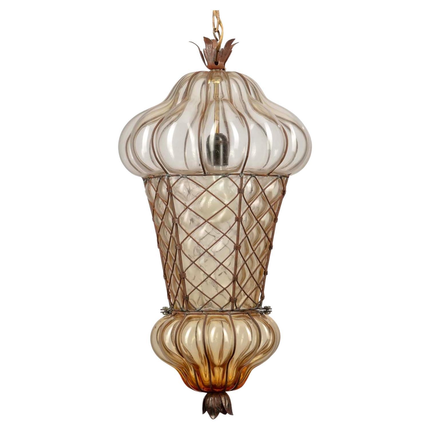 Lanterne en verre soufflé de style milieu de siècle, dorée, avec ceinture en fer forgé en vente