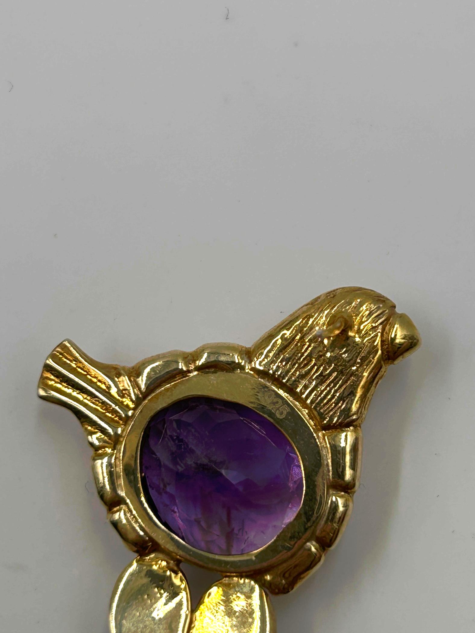 Vogel-Ohrringe aus goldfarbenem Silber und echten lila Steinen im Angebot 2