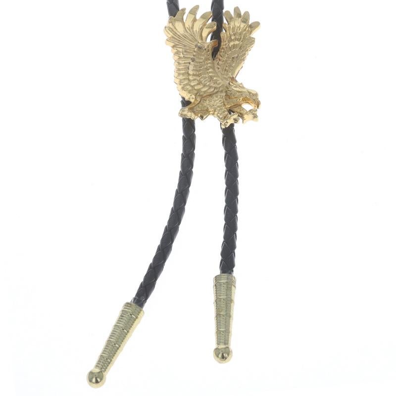 Metallgehalt: Gold getönt

MATERIAL Informationen
Gewebtes Leder
Farbe: Schwarz

Stil: Bolo-Krawatte
Art der Befestigung: N/A (gleitet über den Kopf)
Thema: Stürzender Adler, Majestätischer Vogel
Merkmale: Stationäres, nicht verschiebbares, geätztes