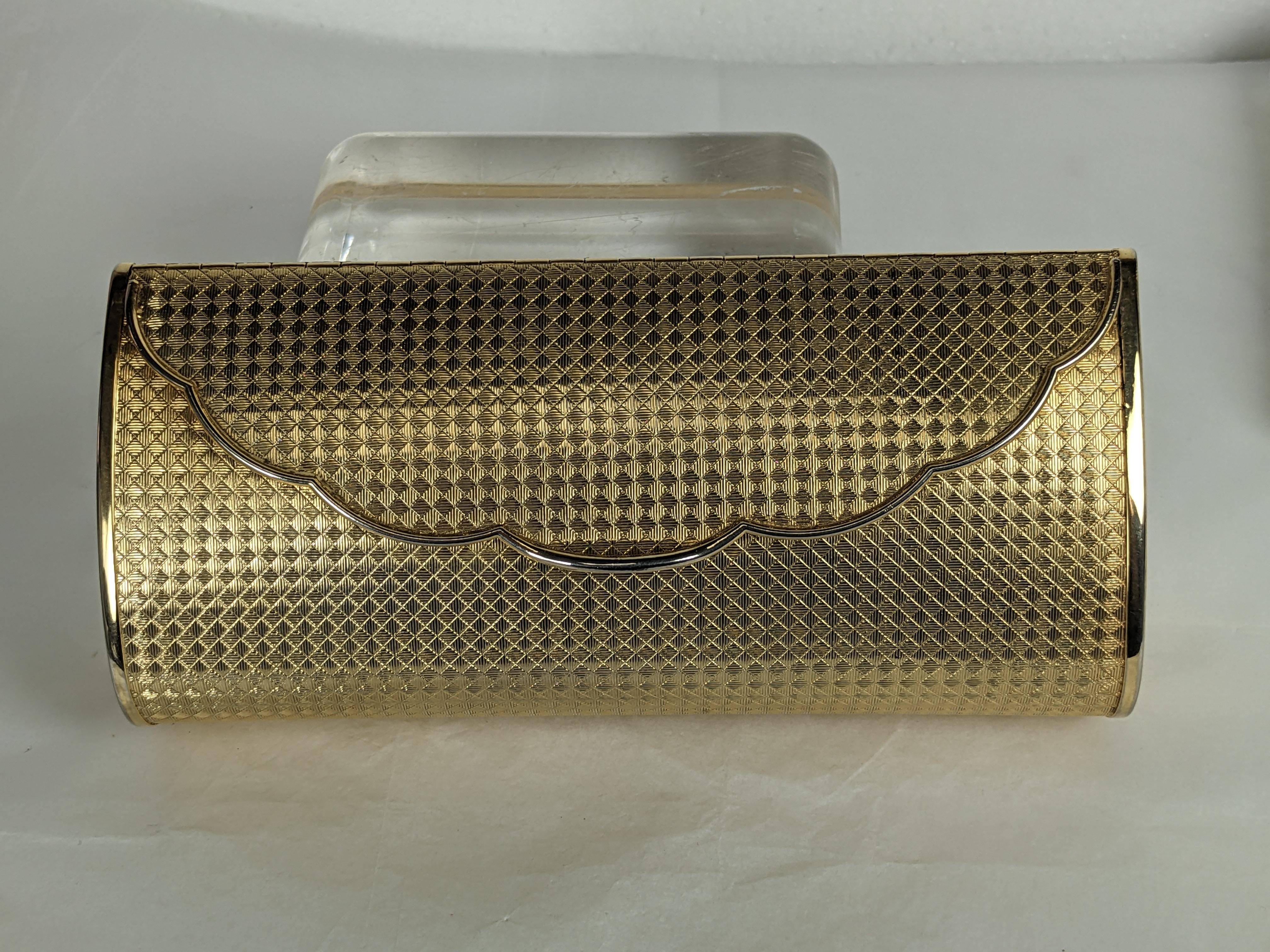 Charmante goldfarbene strukturierte Minaudiere aus den 1980er Jahren. Texturiertes, vergoldetes Messing mit Klappe mit Muschelscharnier und Innenspiegel. Italien 1980er Jahre. 
7.25