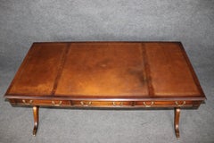 Scrivania in mogano della Reggenza inglese con piano in pelle goffrata e modellata in oro di Reprodux