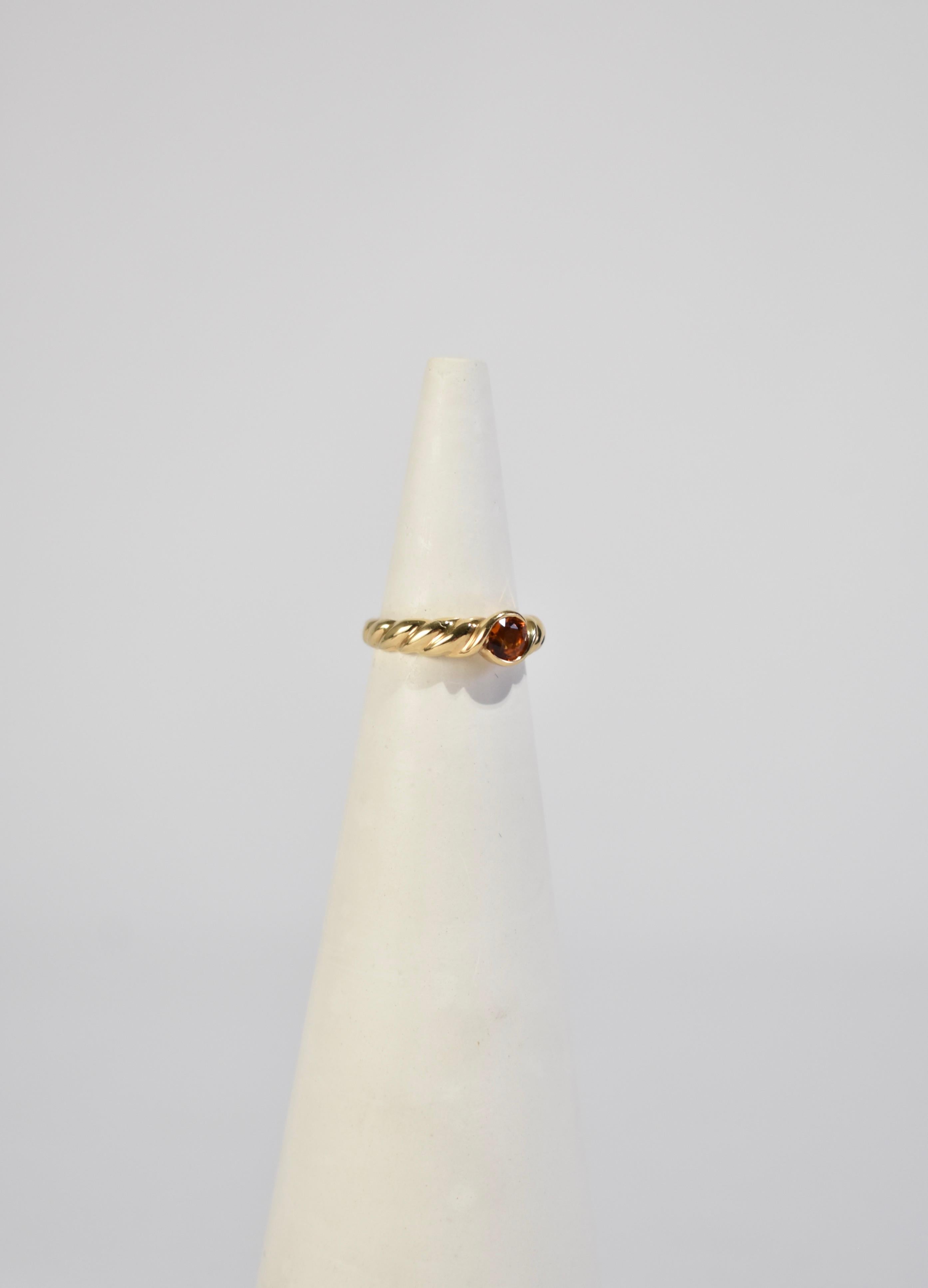 Stunning vintage gold ring with faceted topaz stone and ribbed detail. Stamped 14k.

Material: 14k gold, topaz.

