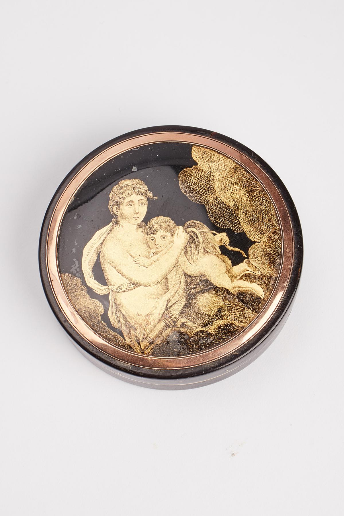 Round 18 K gold and tortoiseshell snuffbox with a miniature in gold ‘fixé’ technique, depicting Venus and Cupid. France, 1809. (SHIP TO EU ONLY)