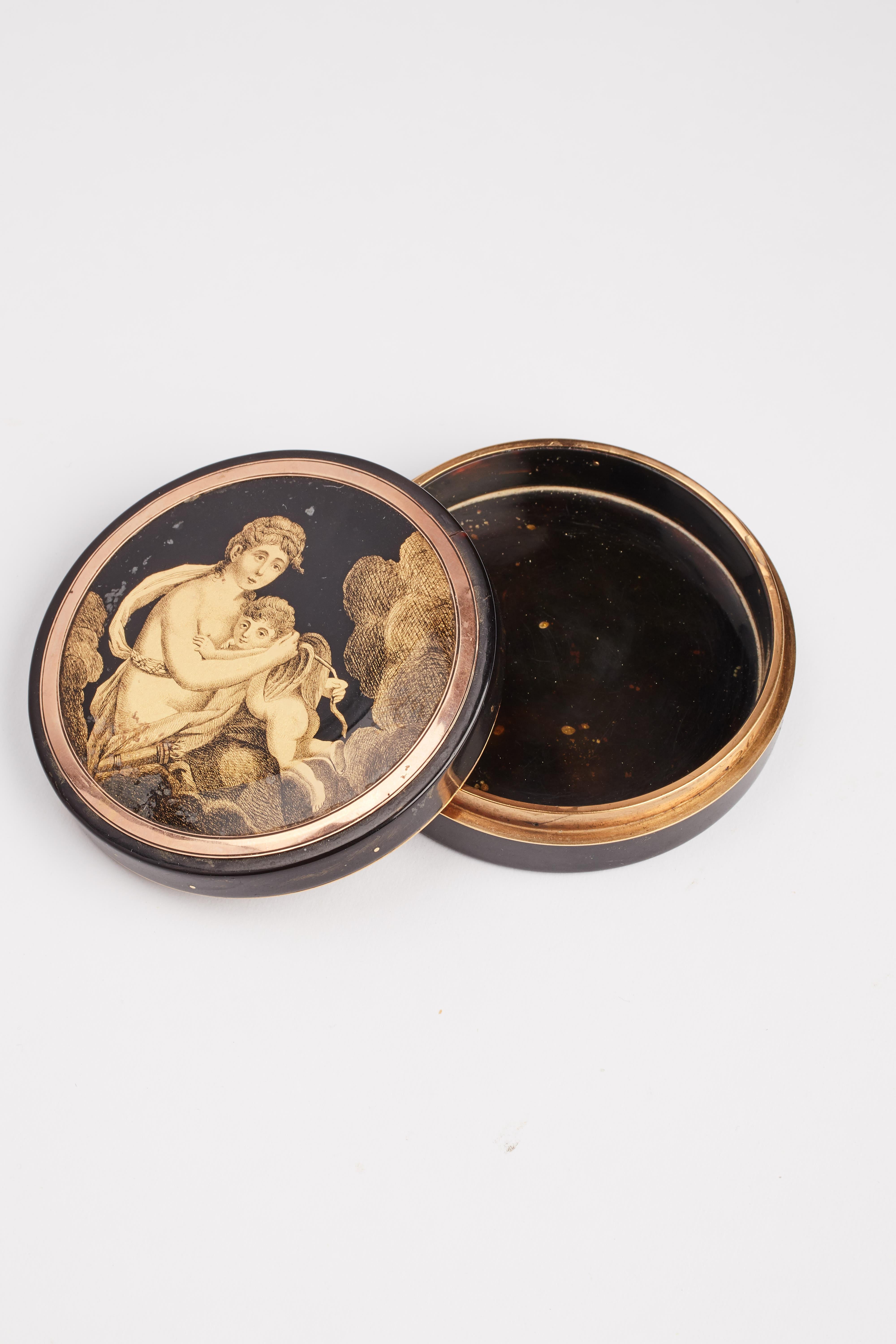 Goldschildpatt-Schnupftabakdose mit Miniatur, die Venus und Amor darstellt Frankreich 1800 (Französisch) im Angebot