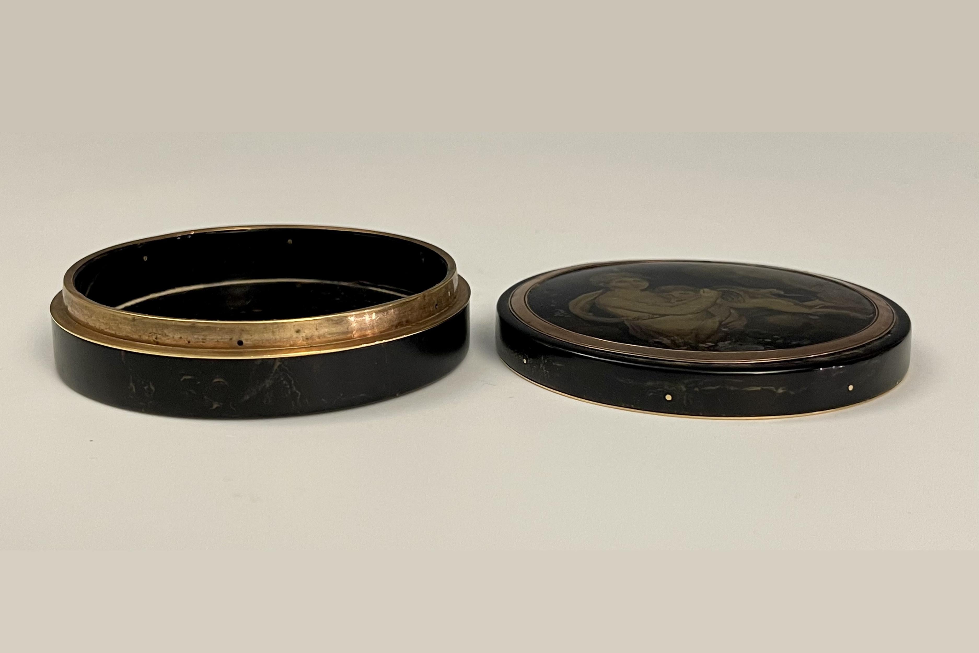 Goldschildpatt-Schnupftabakdose mit Miniatur, die Venus und Amor darstellt Frankreich 1800 im Angebot 3