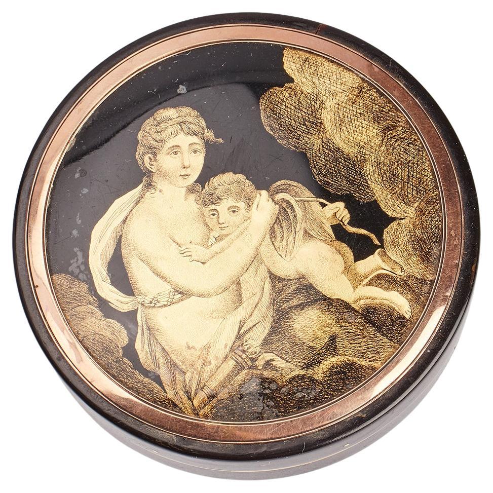 Goldschildpatt-Schnupftabakdose mit Miniatur, die Venus und Amor darstellt Frankreich 1800 im Angebot