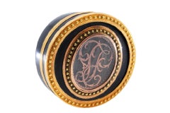 Goldene Schildpatt-Toilettenbox mit Monogramm auf dem abnehmbaren Deckel