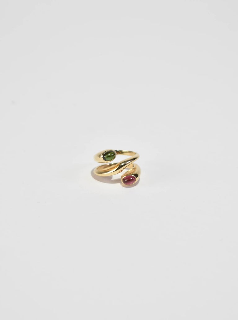 Stunning vintage gold wrap around ring with pink and green tourmaline detail. Stamped 14k.

Material: 14k gold, tourmaline.