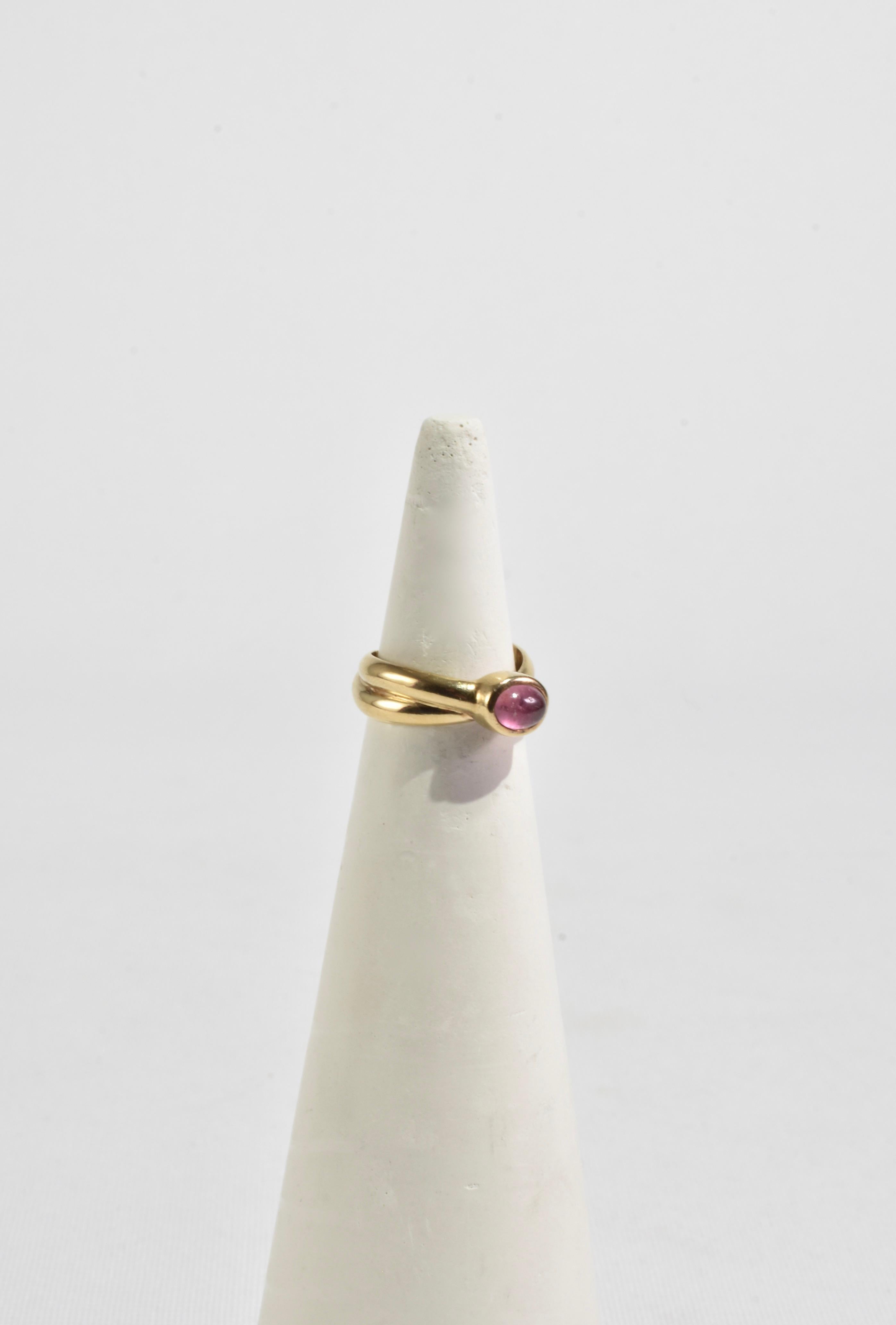 Beautiful vintage gold ring with layer detail and an oval pink tourmaline cabochon. Stamped 375.

Material: 9kt gold, tourmaline.
