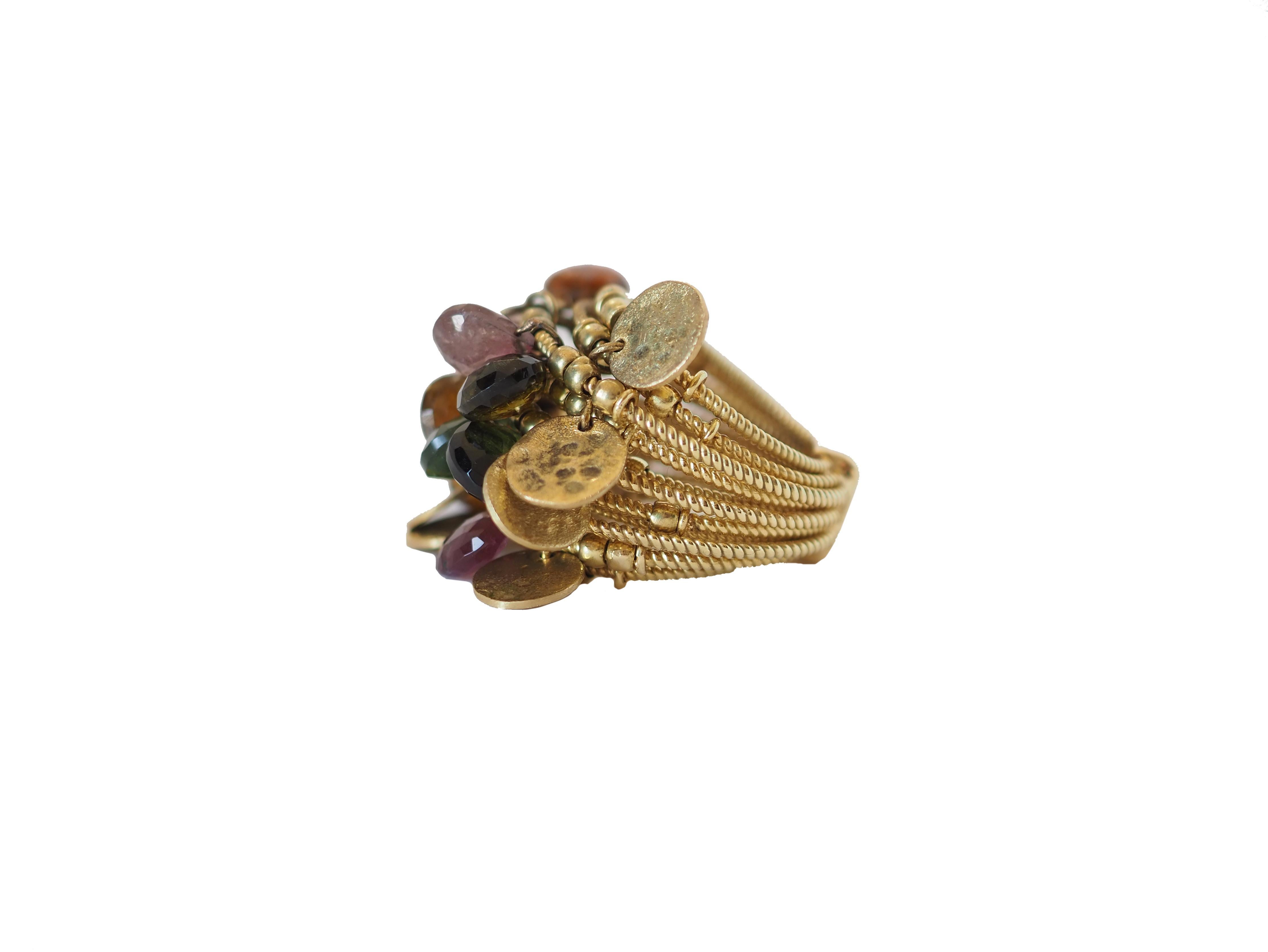 Incredibile anello multifilo in oro 18k gr.23, con tormalina rosa verde castagna di diverse sfumature di colore, misura 14 eu piccole lenticchie d'oro.
Tutto l'anello è Tremblant e segui i movimenti della mano.
Tutti i gioielli di Giulia Colussi