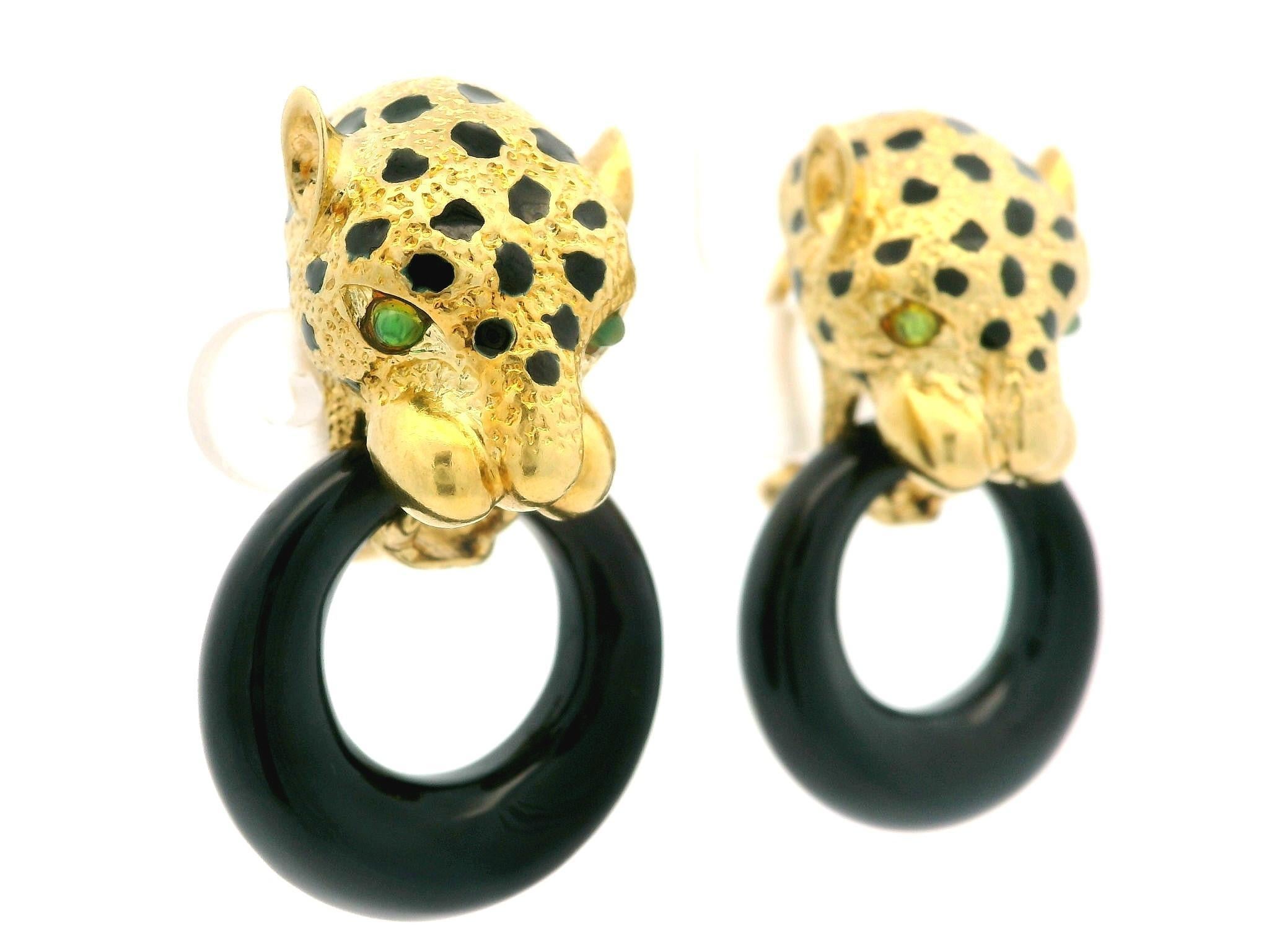 Cabochon Orecchini con tormalina d'oro e smalto con pantera leopardata e pietre nere appese in vendita