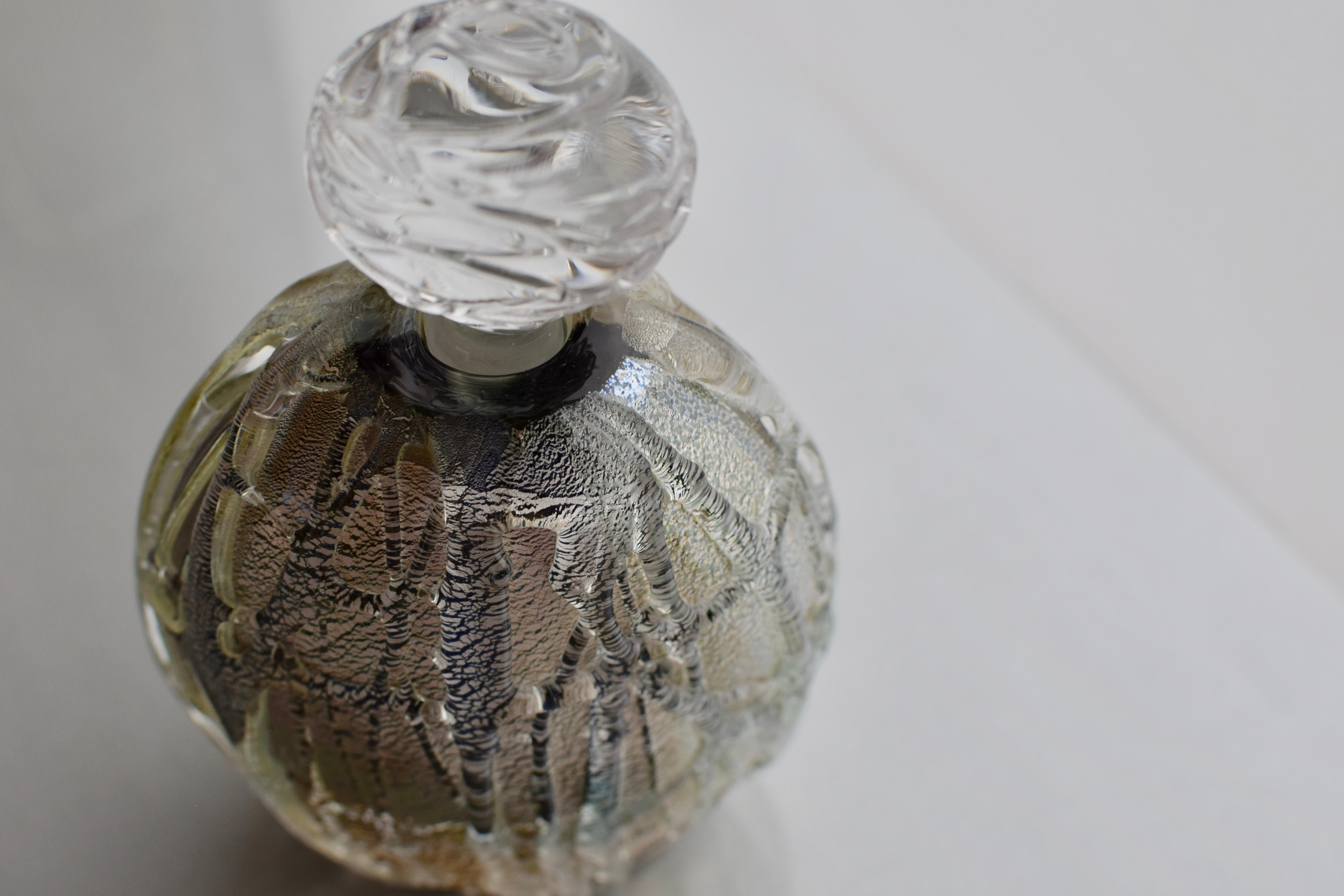 Organico moderno Bottiglia di profumo con traino in oro dell'artista del vetro James Carcass per VUUV Works in vendita