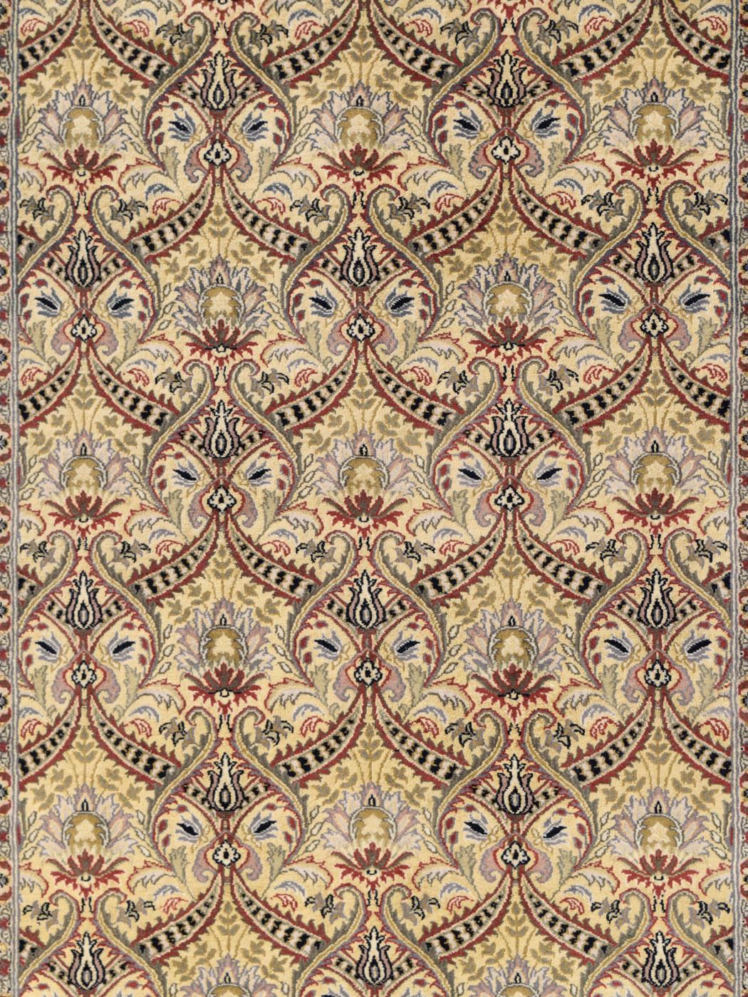 Con un cálido fondo dorado y un diseño de guirnaldas verdes, esta alfombra inspirada en Semnan se tejió en Pakistán y mide 1,5 x 1,8 m. El diseño Semnan se compone de motivos florales en flor, rodeados de guirnaldas de detalles rojos y verdes.