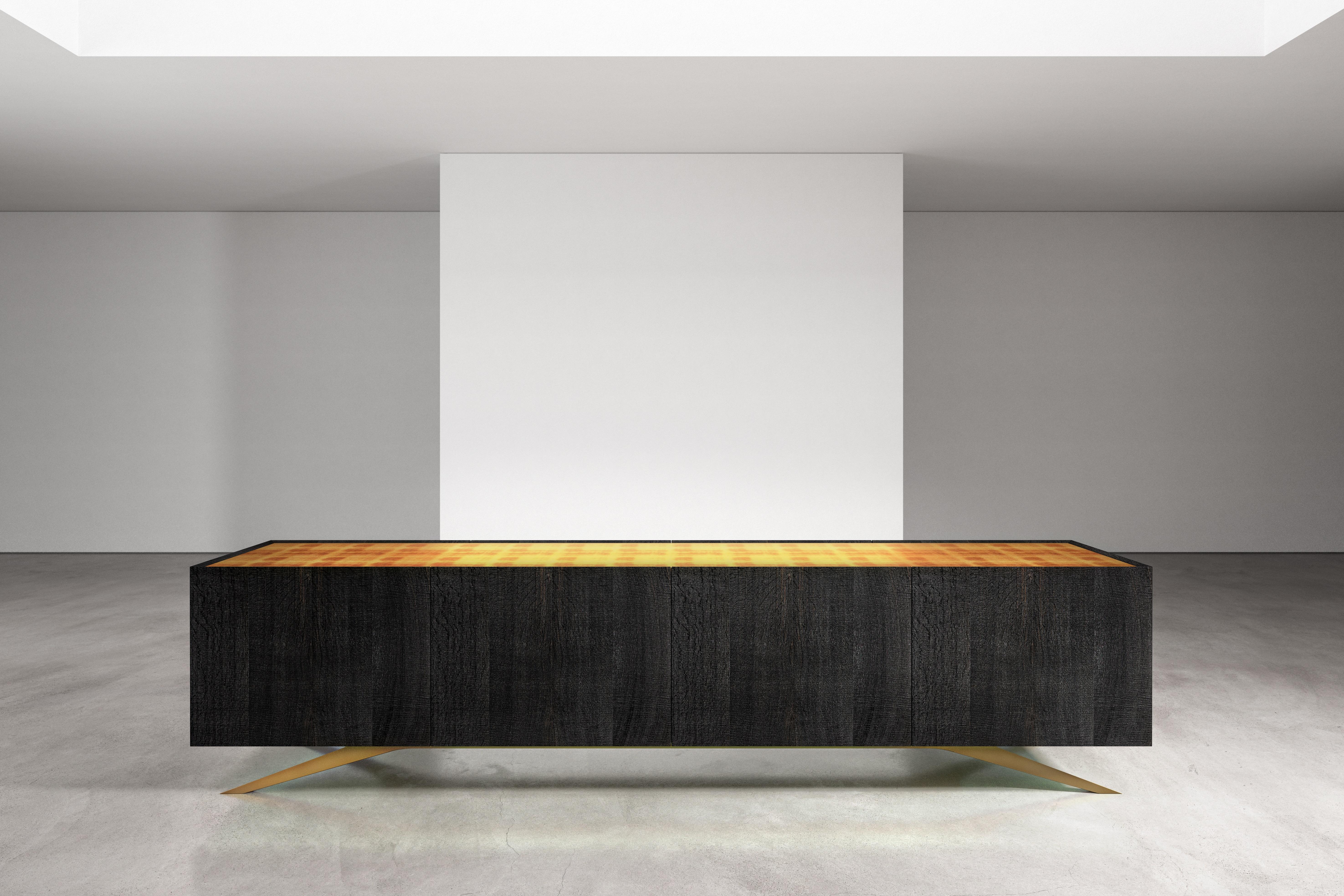 Santuario del tesoro d'oro di Christian Friedl
Un pezzo unico.
Dimensioni: P 56 x L 310 x H 75 cm.
Materiali: Oak, foglia d'oro.

Coerenza e valore duraturo danno vita a una meravigliosa simbiosi. Hanno ispirato l'artista a creare qualcosa che può