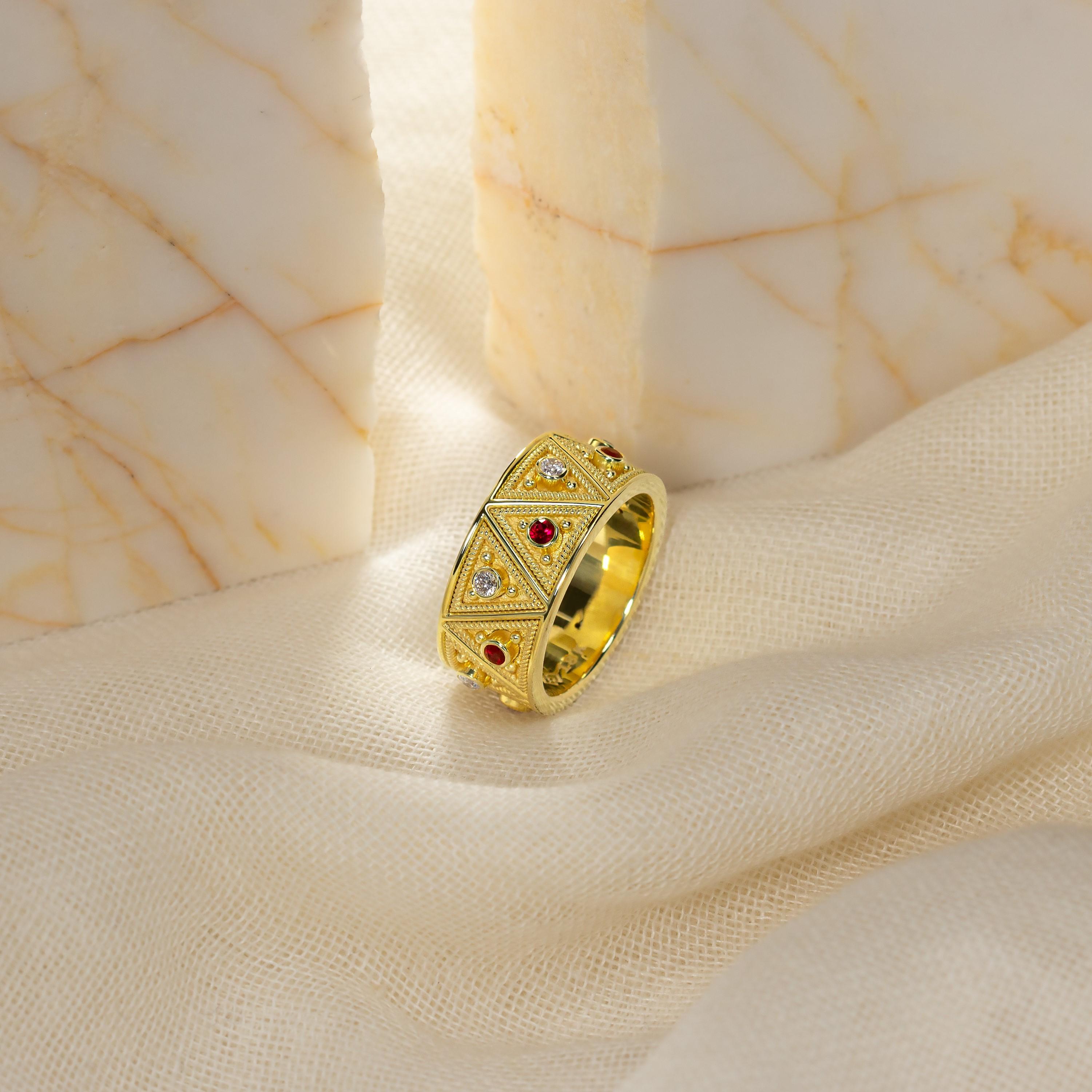 Ein Hauch von modernem Glamour mit unserem goldenen Ring mit Dreiecksmotiv, verziert mit der feurigen Anziehungskraft von Rubinen und dem brillanten Funkeln von Diamanten. Dieses einzigartig gestaltete Schmuckstück verbindet mühelos modernen Stil
