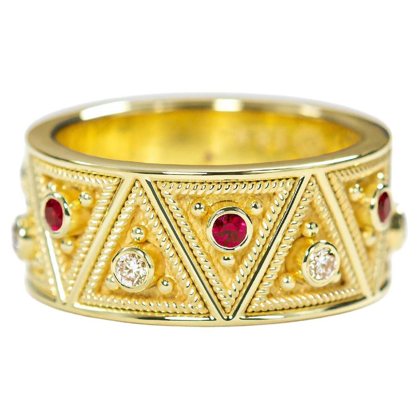 Goldring mit dreieckigem Motiv aus Gold mit Rubinen und Diamanten im Angebot