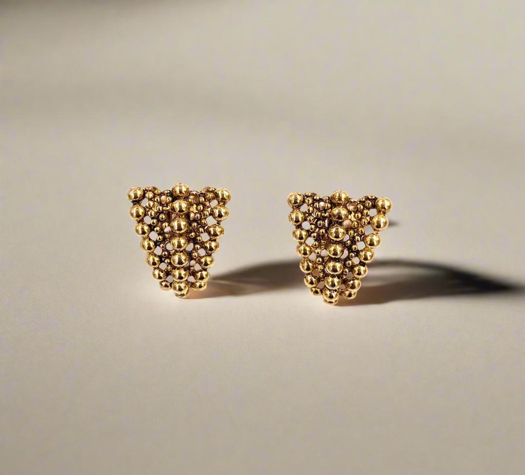 Orecchini a clip a forma di palla triangolare in oro In condizioni buone in vendita a Los Angeles, CA