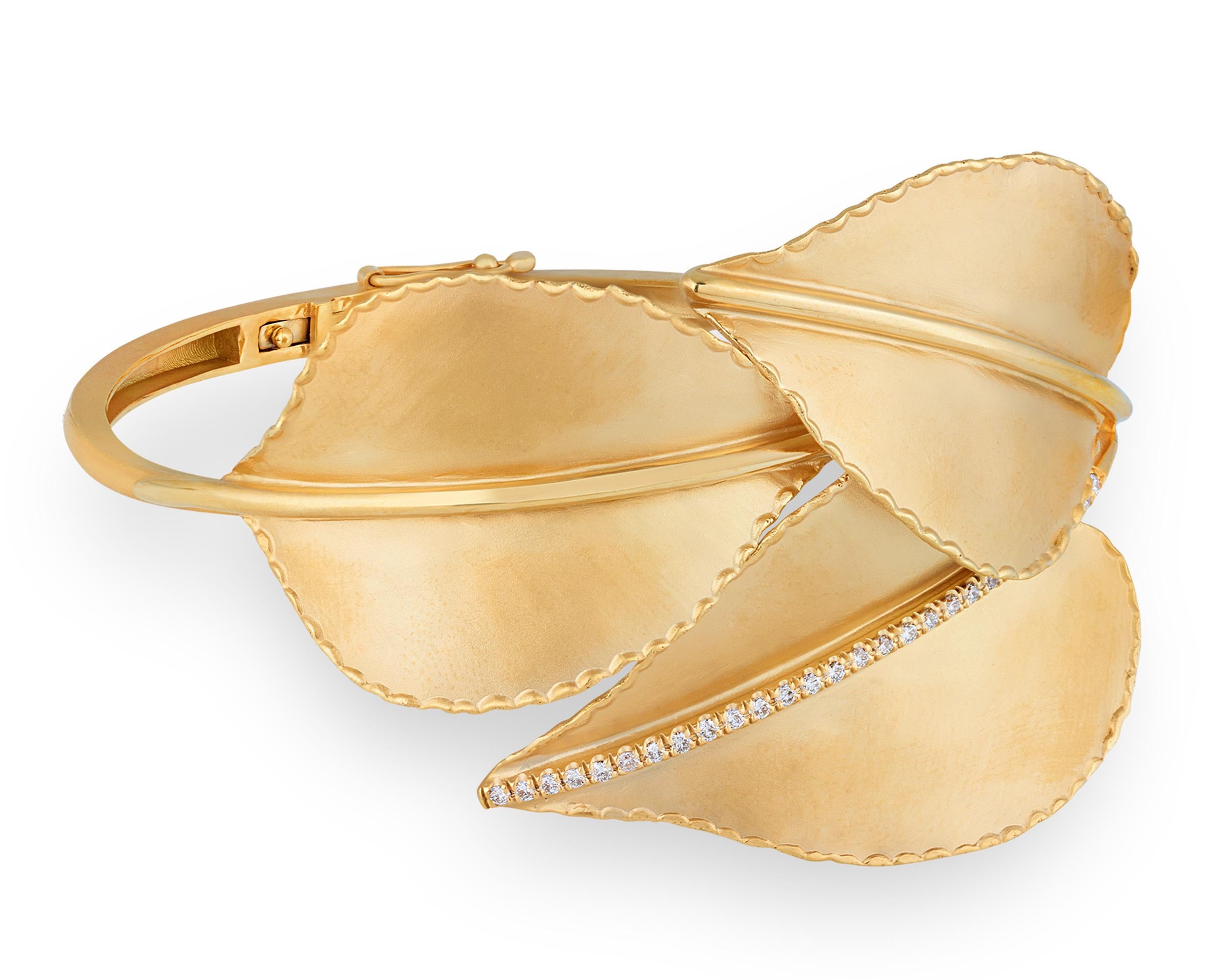 Moderne Bracelet en or à trois feuilles en vente