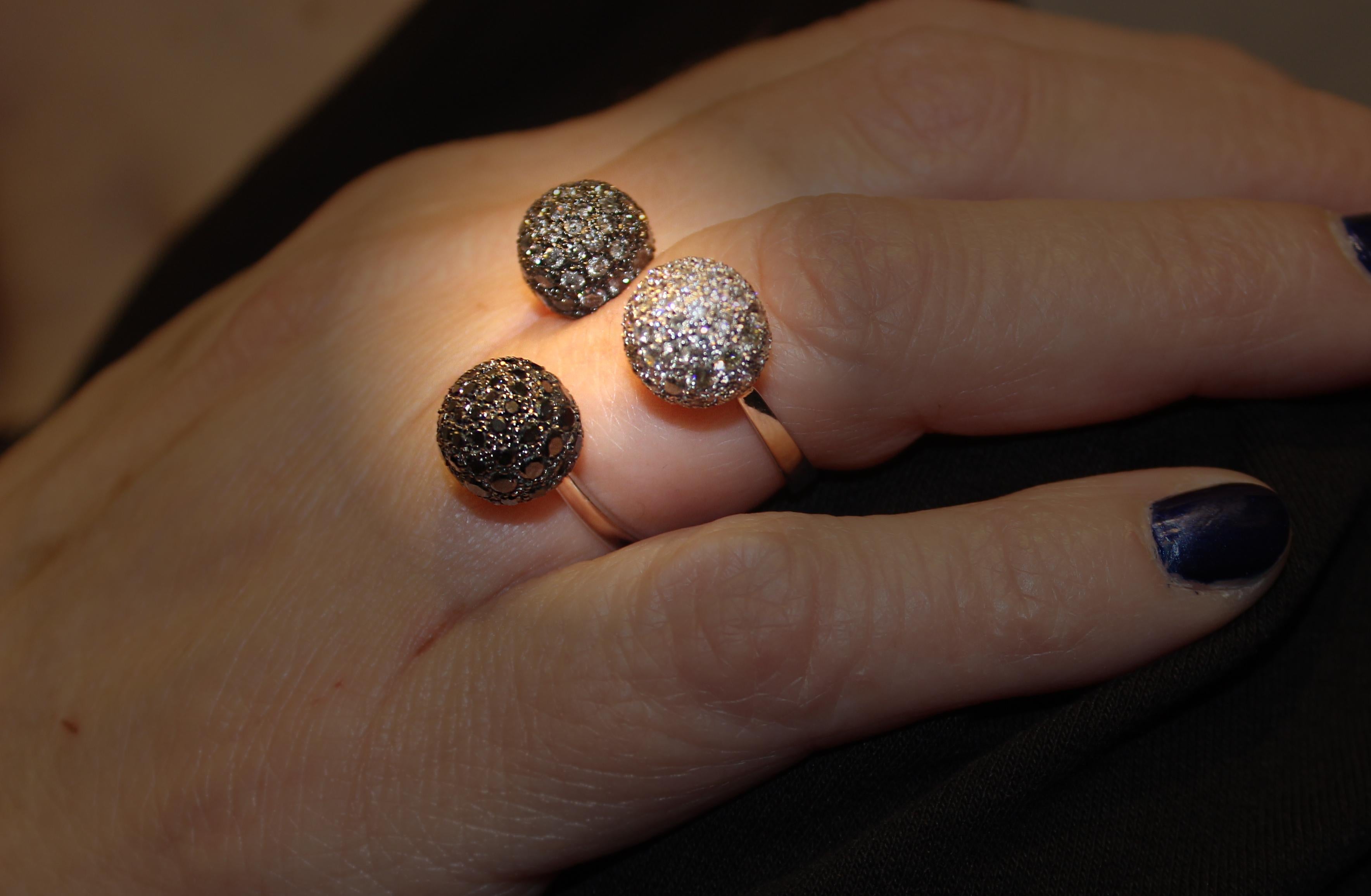 Gold Triple Sphere Ring with Pavé White, Grey and Black Diamonds In New Condition For Sale In Rome, IT