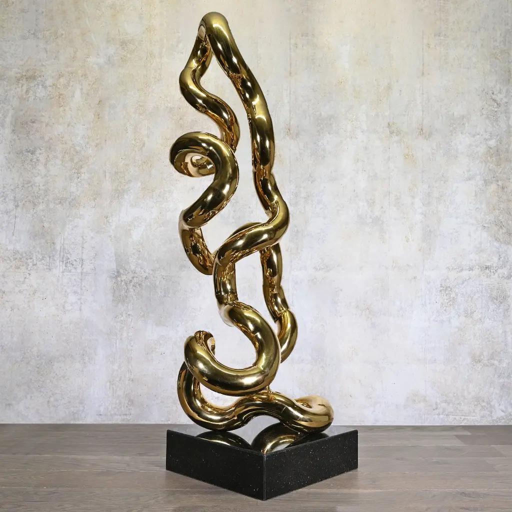 Goldfarbene röhrenförmige Metallskulptur auf schwarzem Sockel, zeitgenössischer Stil (Organische Moderne) im Angebot