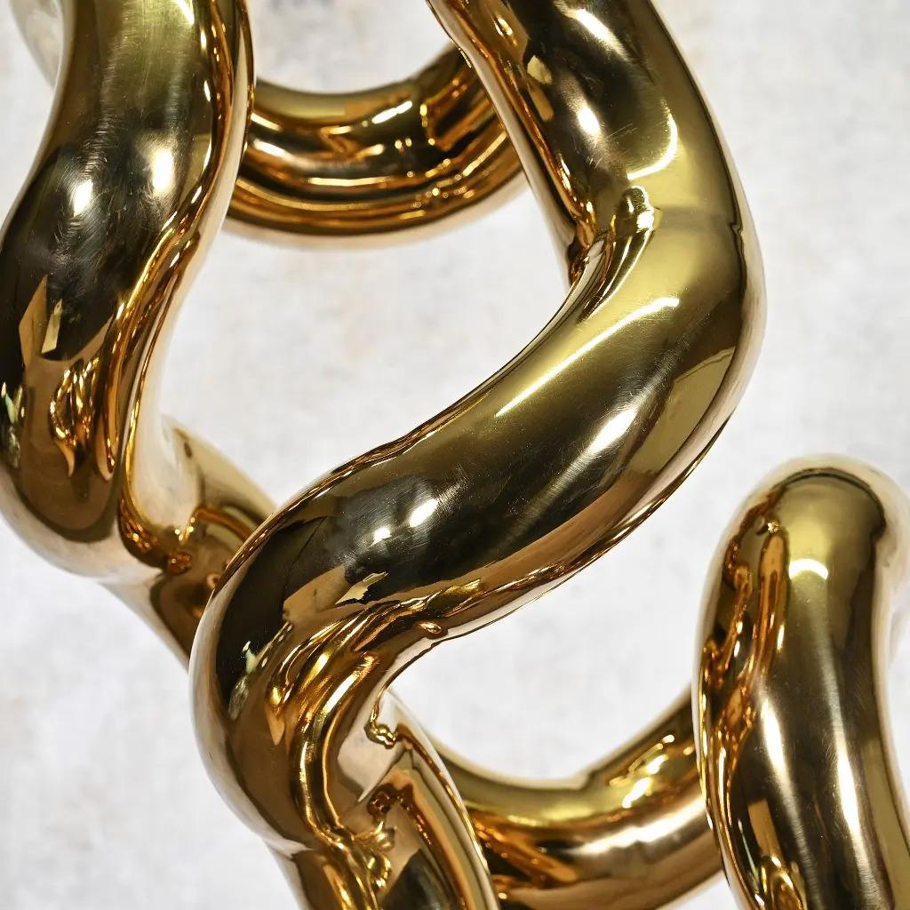 Goldfarbene röhrenförmige Metallskulptur auf schwarzem Sockel, zeitgenössischer Stil (Poliert) im Angebot